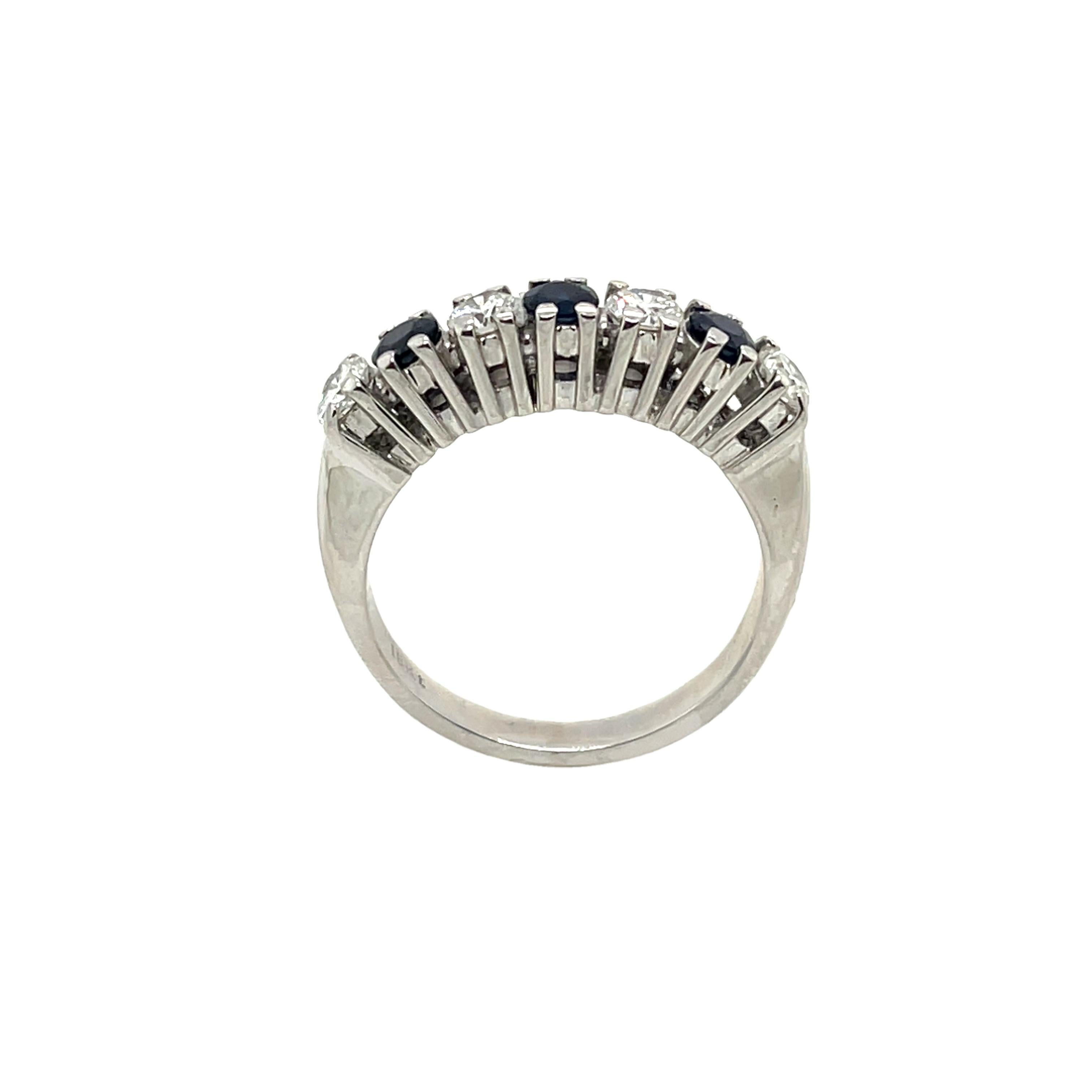 Ring mit Saphiren und Diamanten, gefasst in 18 Karat Weißgold im Zustand „Hervorragend“ in London, GB
