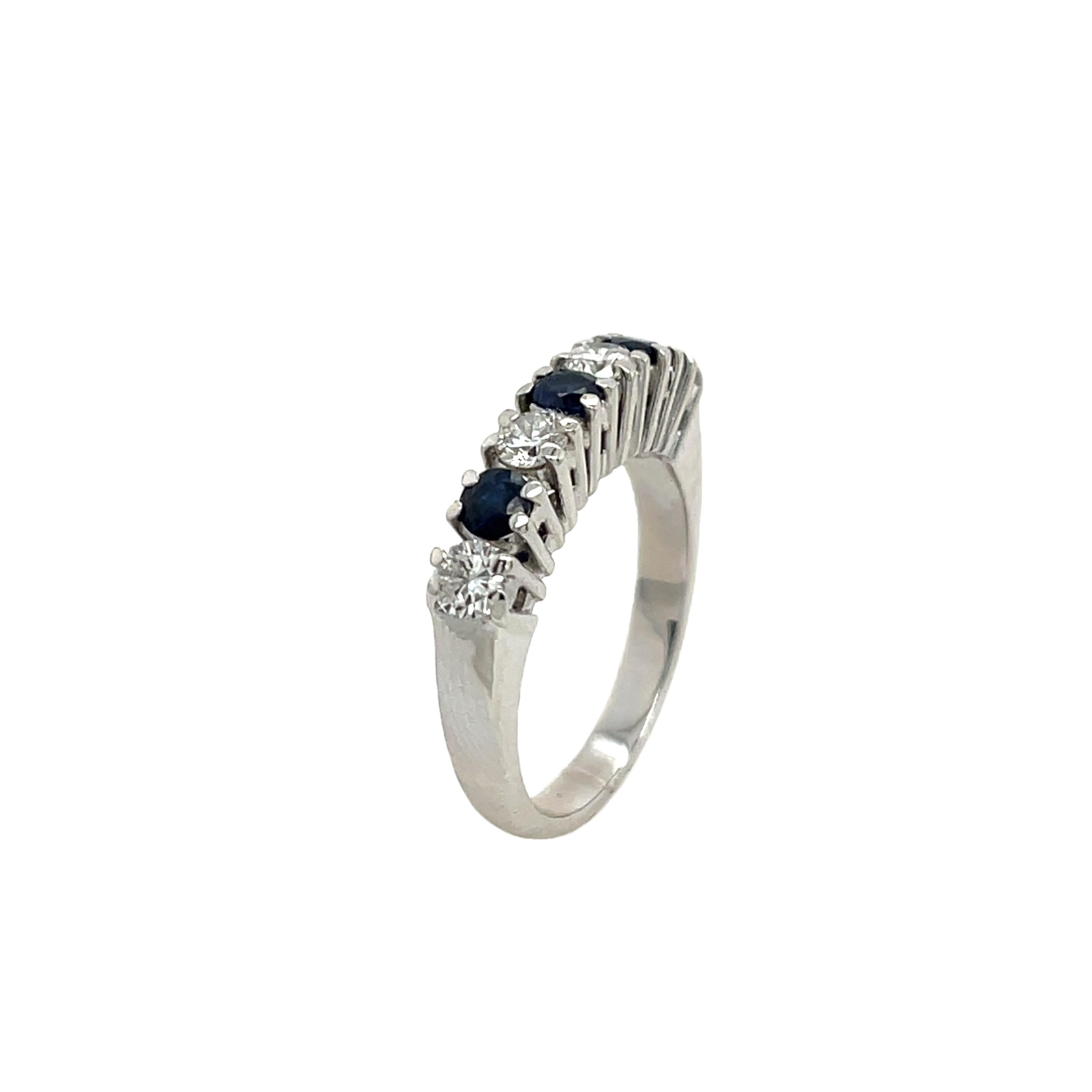 Ring mit Saphiren und Diamanten, gefasst in 18 Karat Weißgold für Damen oder Herren