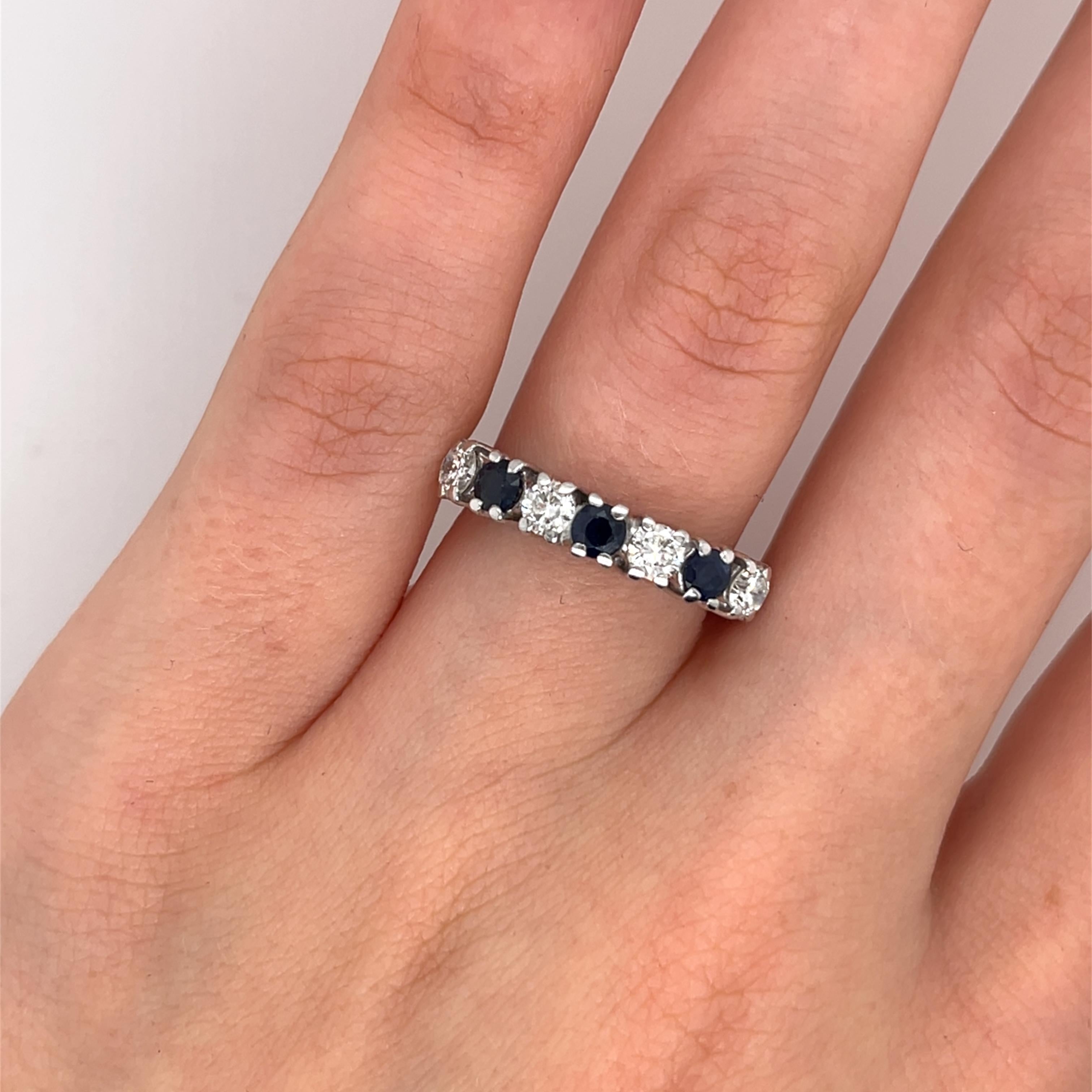 Ring mit Saphiren und Diamanten, gefasst in 18 Karat Weißgold 1