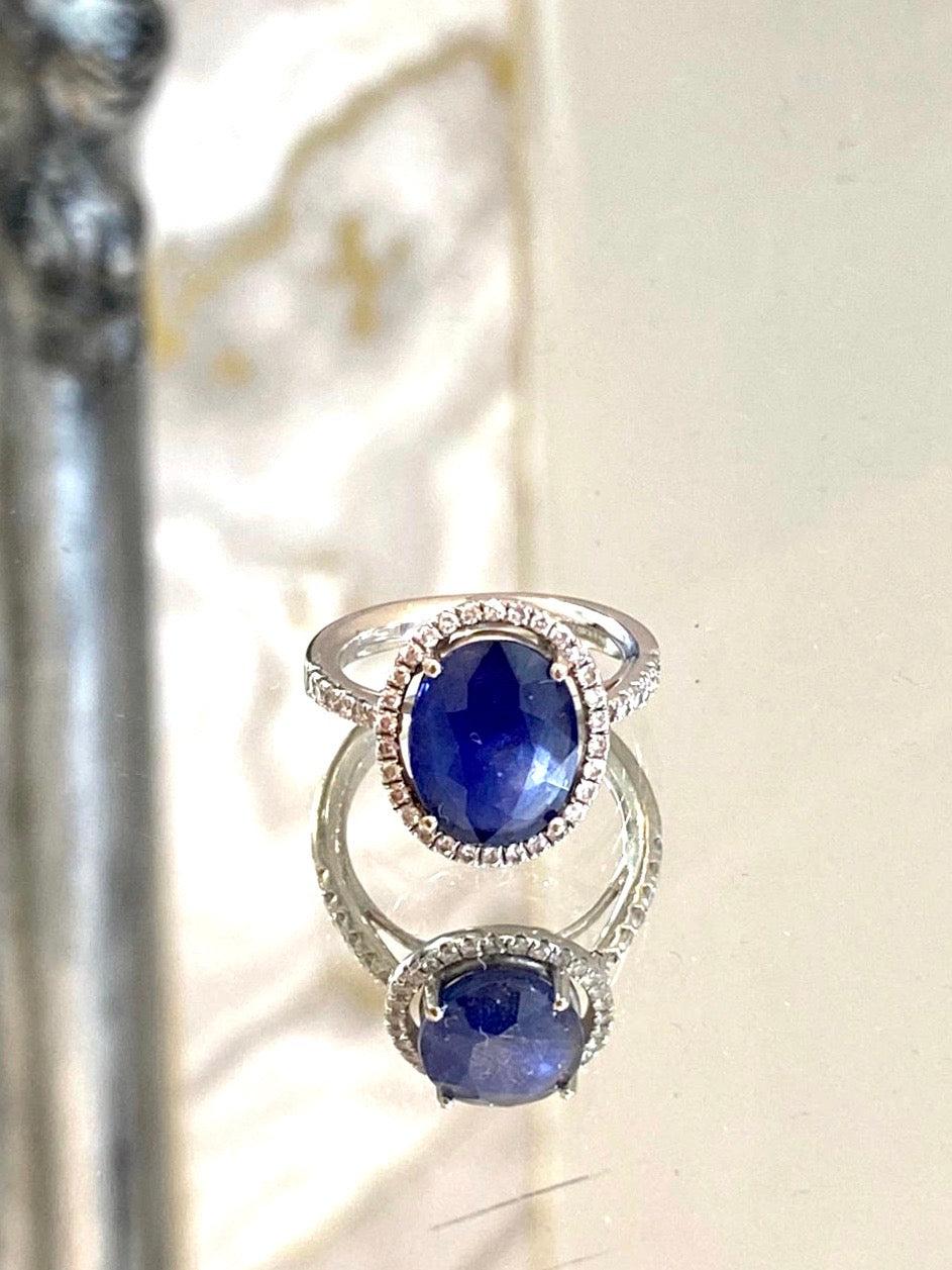 Sapphire & Diamond Ring Set In 18k White gold.

5ct Royal blue Sapphire, surrounded by brilliant white diamonds and set in 18k white gold. This is a beautiful ring.

Additional information:
Size - 49EU
Condition - Very Good (Light scratches to