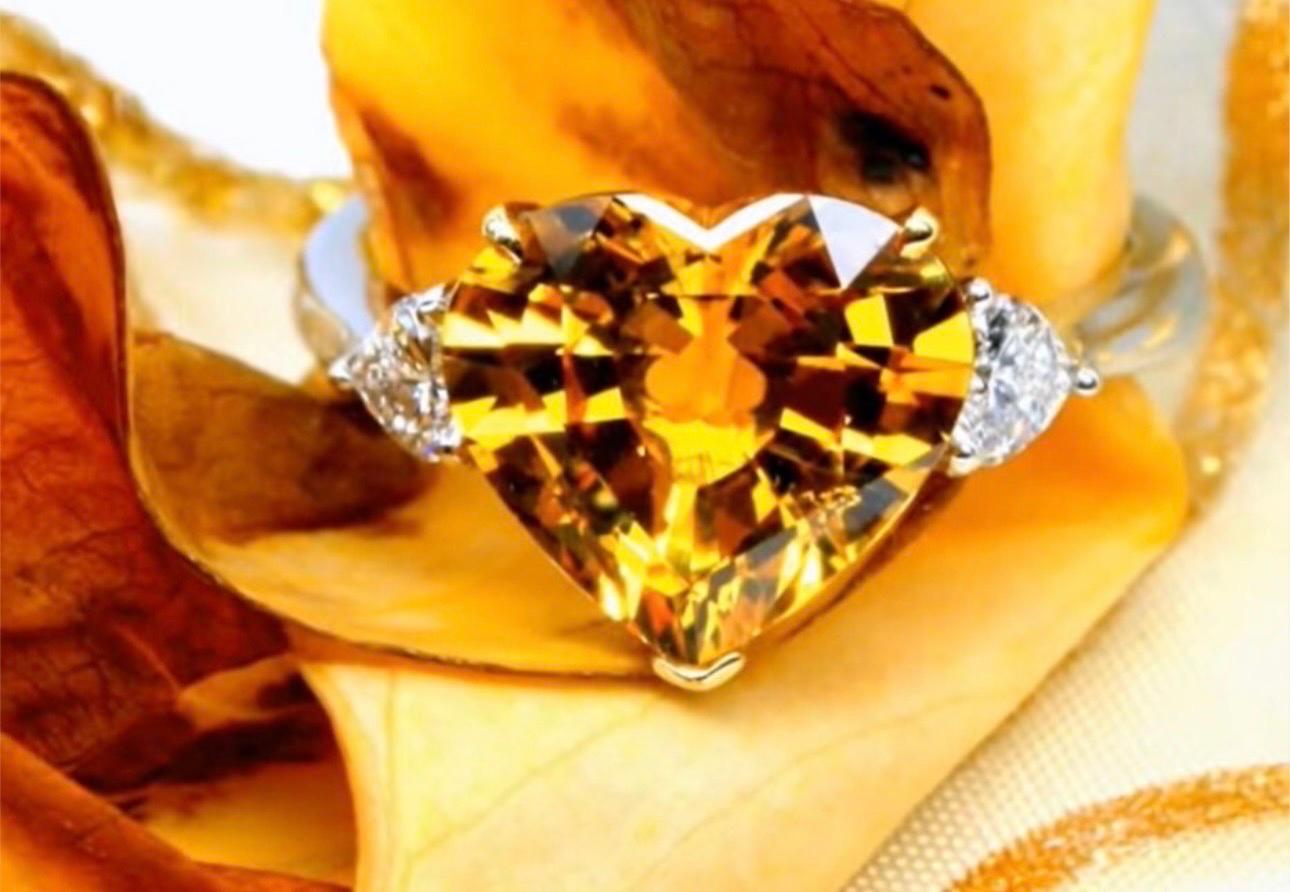 Quelle pièce remarquable à posséder ! Saphir jaune avec de fins diamants sur le côté en platine. Un cocktail ou une bague de fiançailles hors du commun ! Les diamants totalisent 0,40 carats, le centre est un saphir jaune naturel de 2,70 carats.