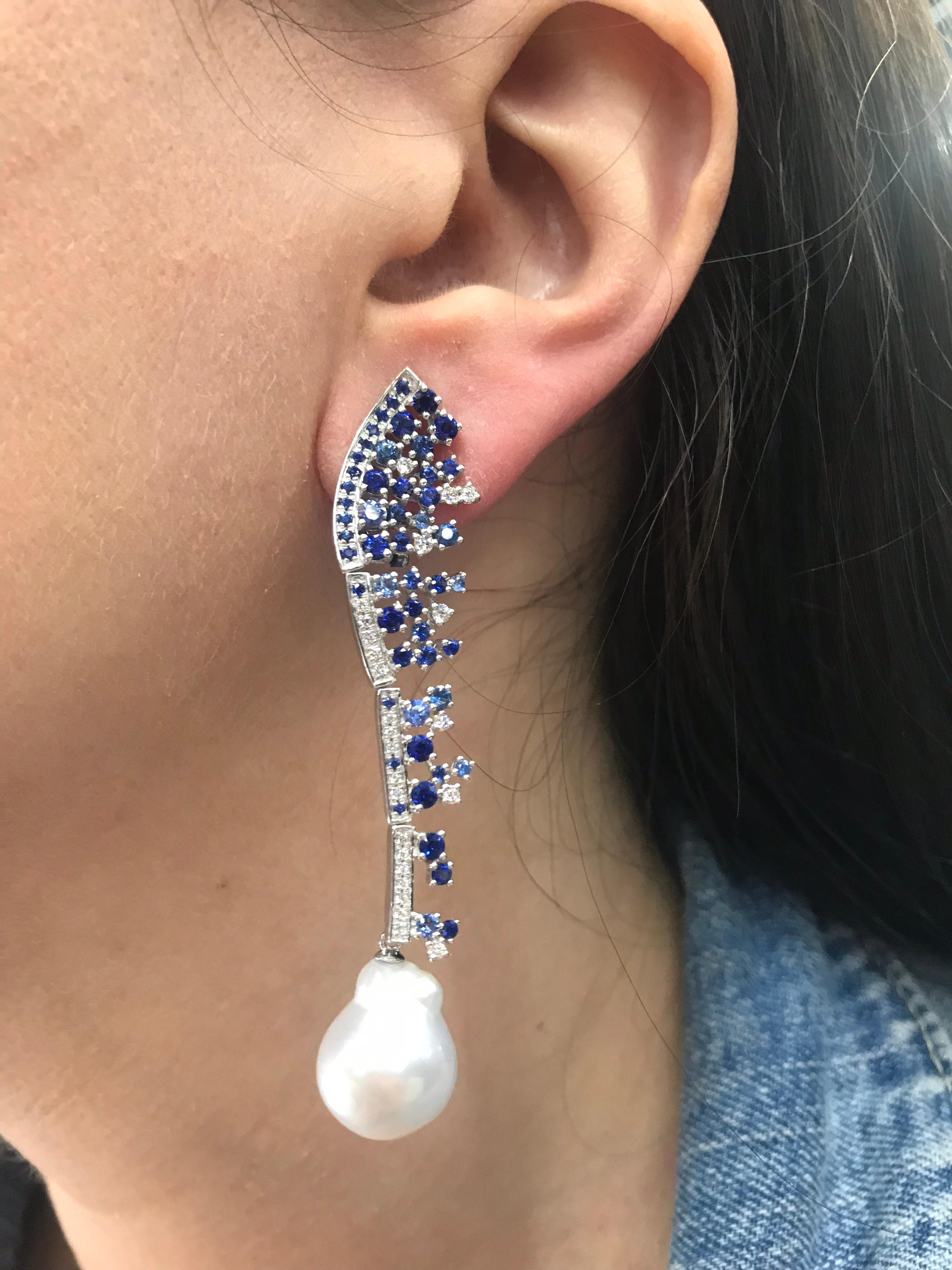 Orecchini a goccia in oro bianco 18K con 104 zaffiri blu del peso di 3,60 carati, 50 brillanti rotondi del peso di 0,50 carati e due perle barocche dei mari del sud di 12-13 mm. 