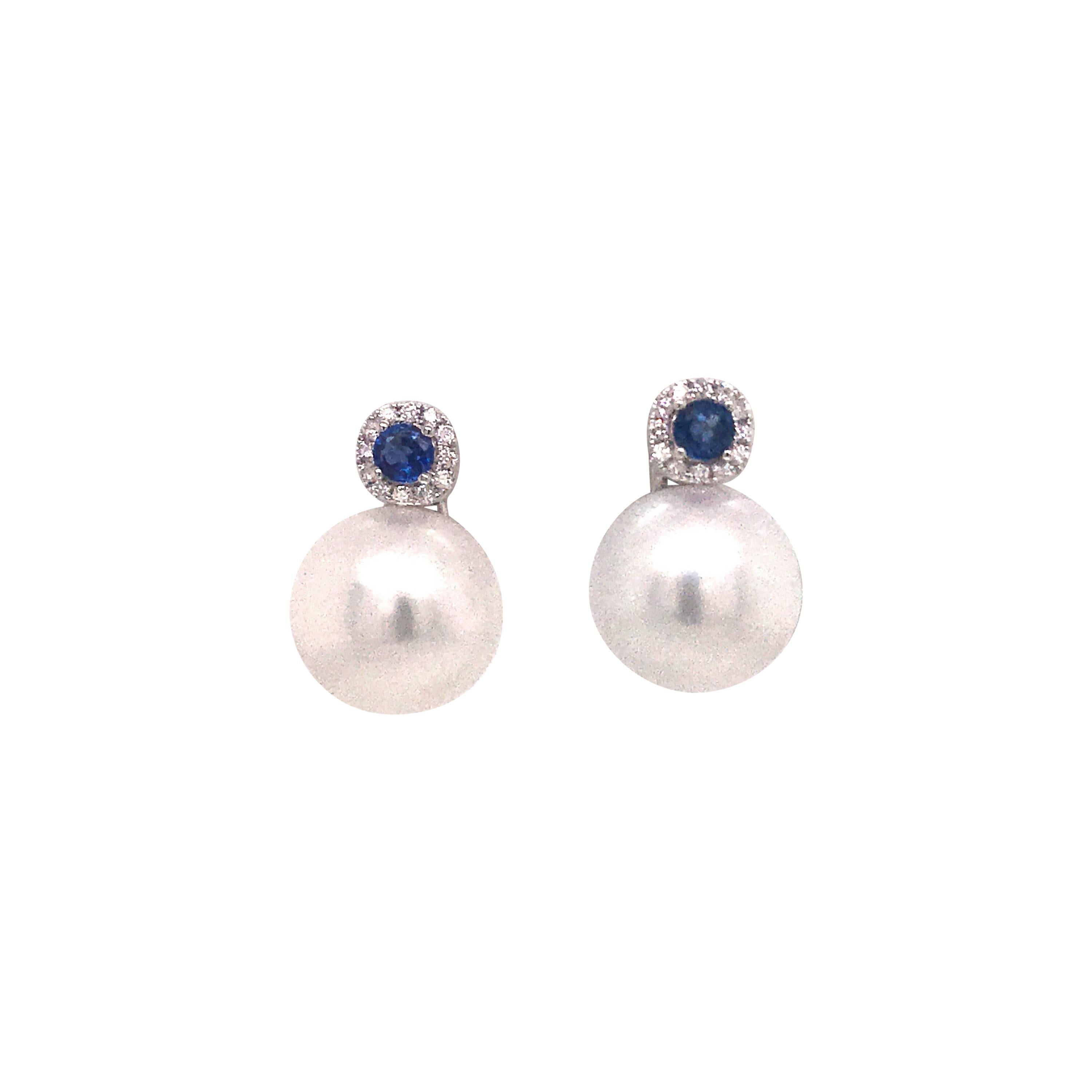 Boucles d'oreilles en or blanc 18 carats avec saphirs, diamants et perles des mers du Sud de 0,84 carat