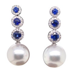 Boucles d'oreilles en or blanc 18 carats avec saphirs, diamants et perles des mers du Sud de 1,87 carat