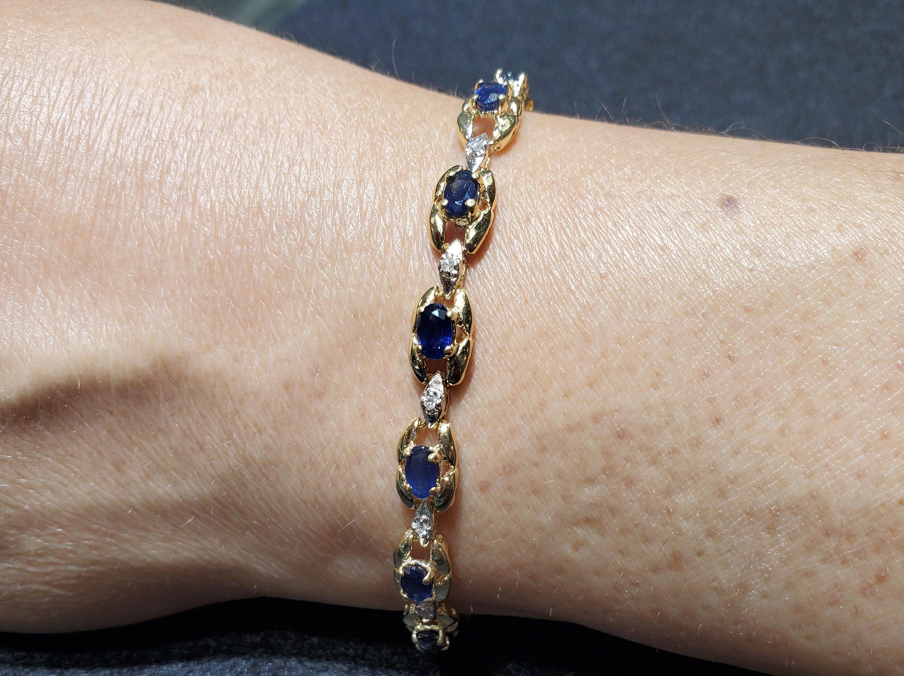 ♥ Tennisarmband Beschreibung ♥

Hauptstein: Saphir & Diamanten
Ungefähr. Karatgewicht gesamt: 2,15cttw
Metall Typ: 14K Gelbgold 
Stein-Schliff: Oval & Rund
Metall Gewicht: 12 Gramm
Armband Länge: 7 Zoll
Breite des Armbands: 6 mm

**Can be shortened