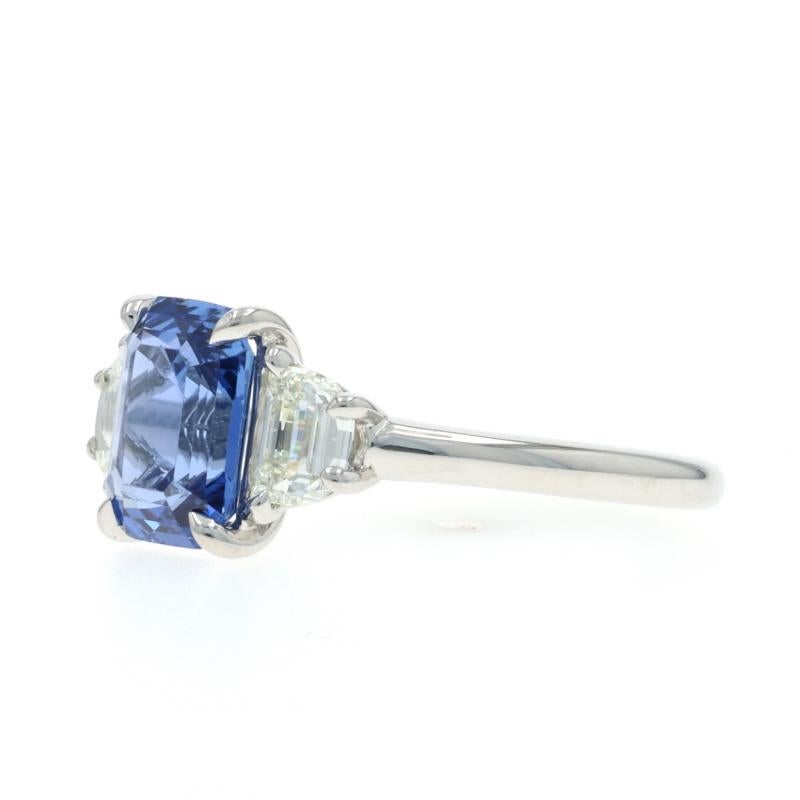 Anello di fidanzamento con zaffiro e diamante a tre pietre 950 Smeraldo 3.34ctw In condizioni ottime in vendita a Greensboro, NC