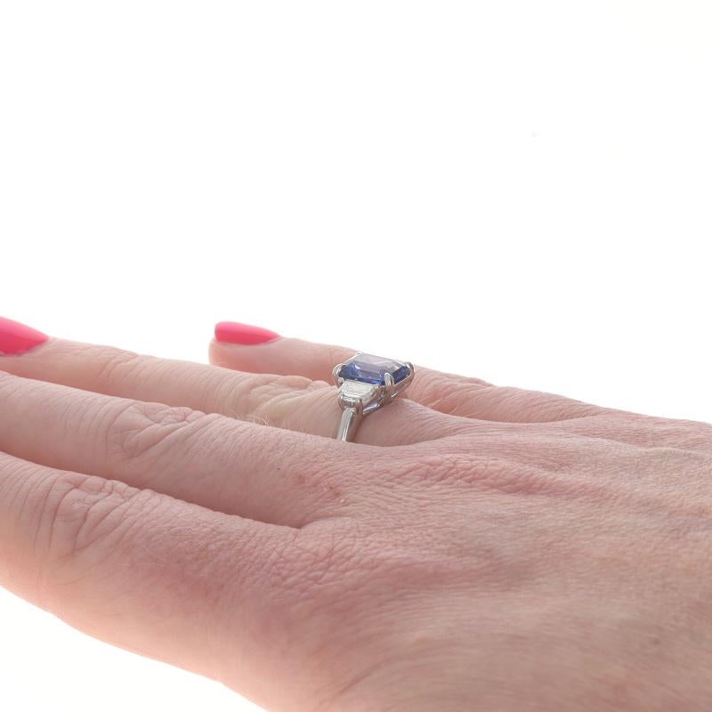 Donna Anello di fidanzamento con zaffiro e diamante a tre pietre 950 Smeraldo 3.34ctw in vendita