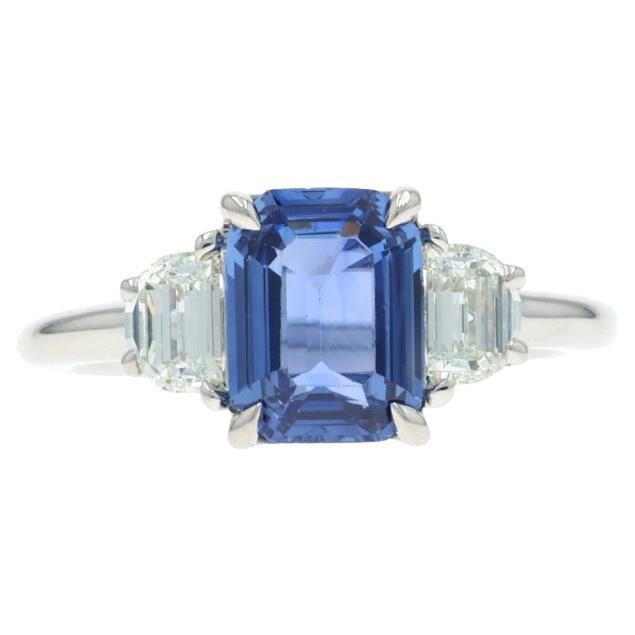 Anello di fidanzamento con zaffiro e diamante a tre pietre 950 Smeraldo 3.34ctw in vendita