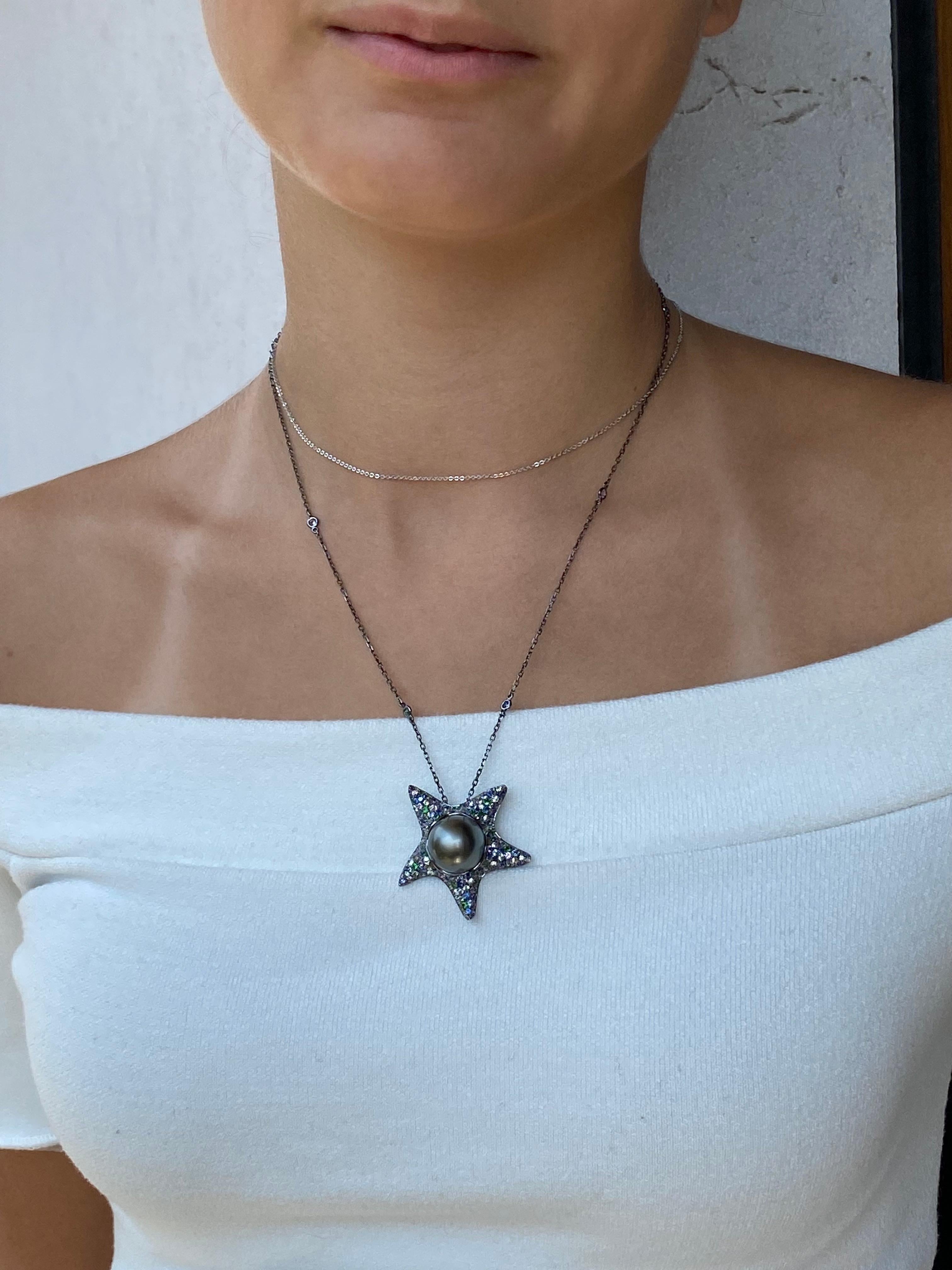 Collier pendentif étoile de mer en or 18 carats avec saphir, diamant, tsavorite et perle de Tahiti en vente 5