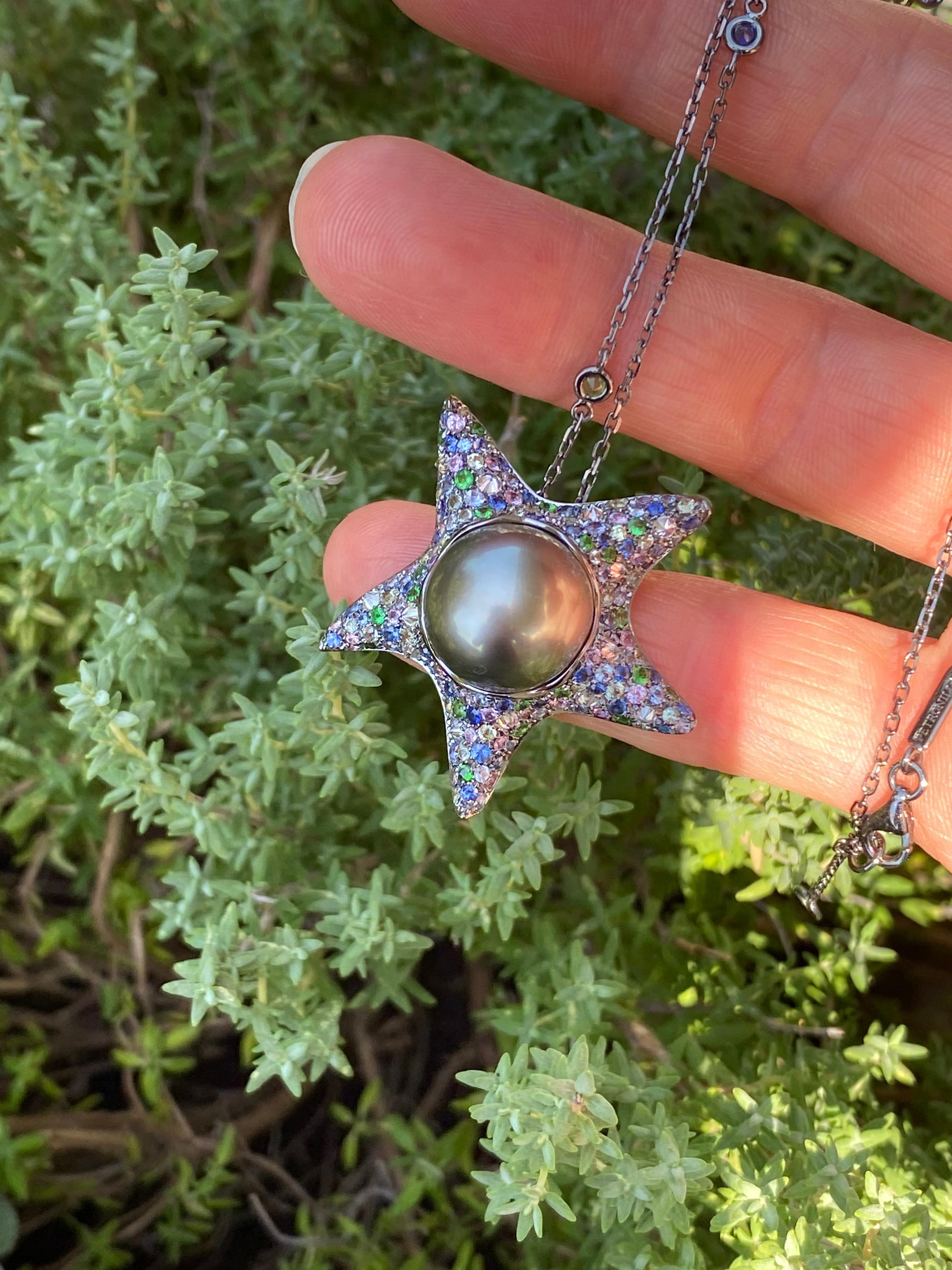 Taille ronde Collier pendentif étoile de mer en or 18 carats avec saphir, diamant, tsavorite et perle de Tahiti en vente
