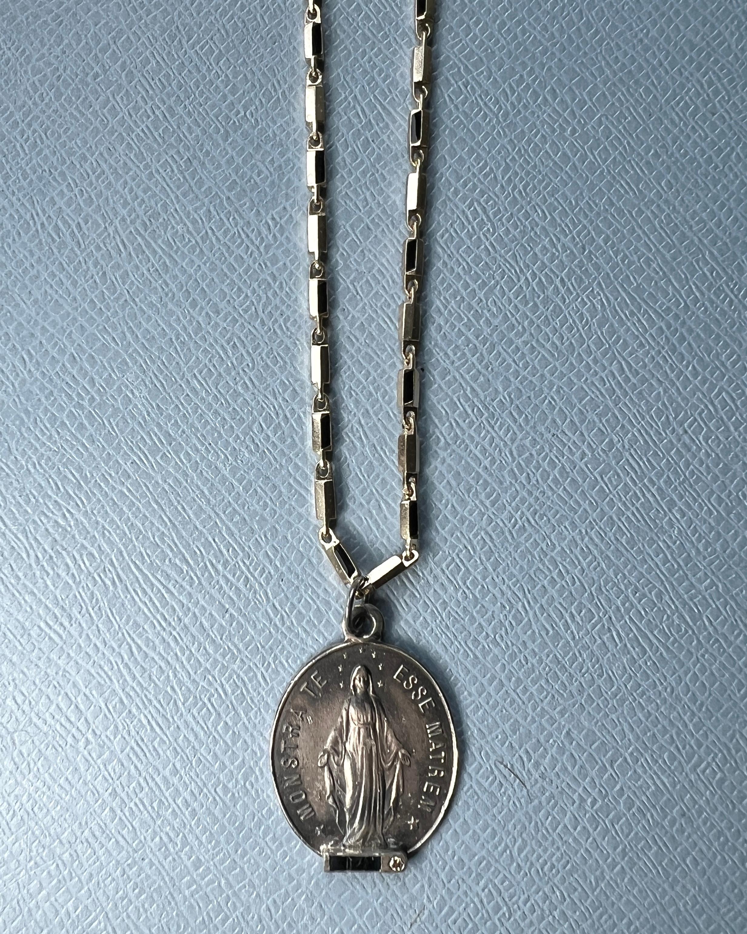 Taglio brillante Blue Sapphire White Diamond Virgin Mary Medal Necklace Silver in vendita