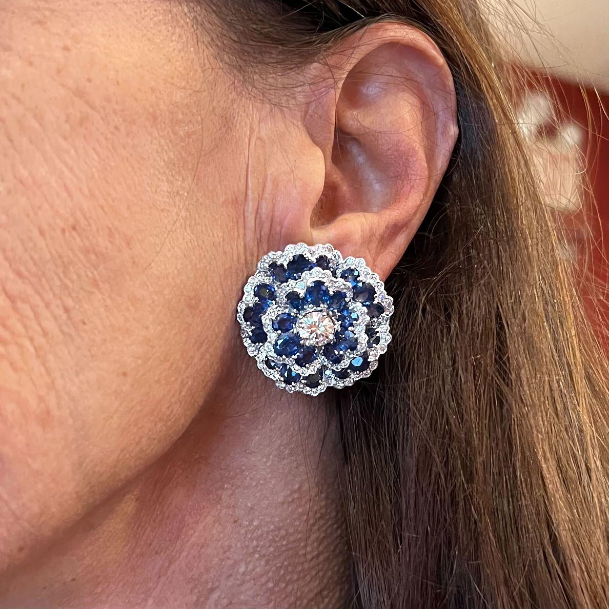 Donna Orecchini a fiore in oro bianco con zaffiro e diamante in vendita