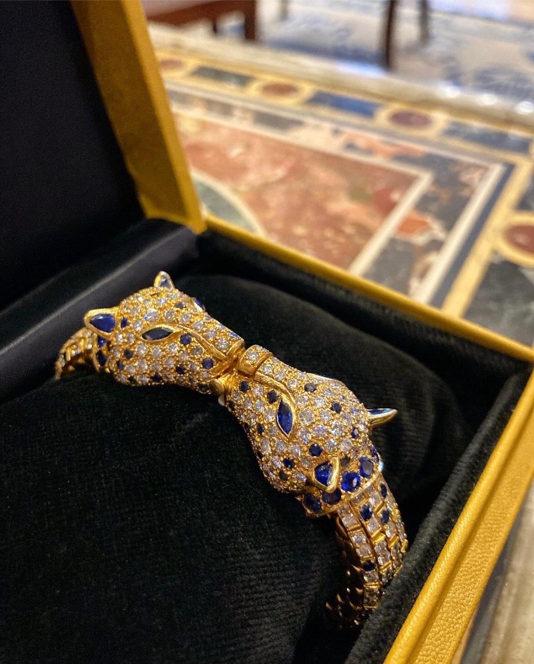 A chic cheetah bracelet in articulated 18 karat yellow gold with blue sapphires and diamonds. Made in France, circa 1970.