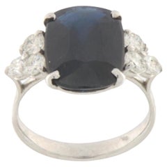 Anillo de cóctel de oro blanco de 18 quilates con zafiro y diamantes