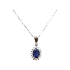 Collana con zaffiro, diamanti e oro bianco 18 carati.