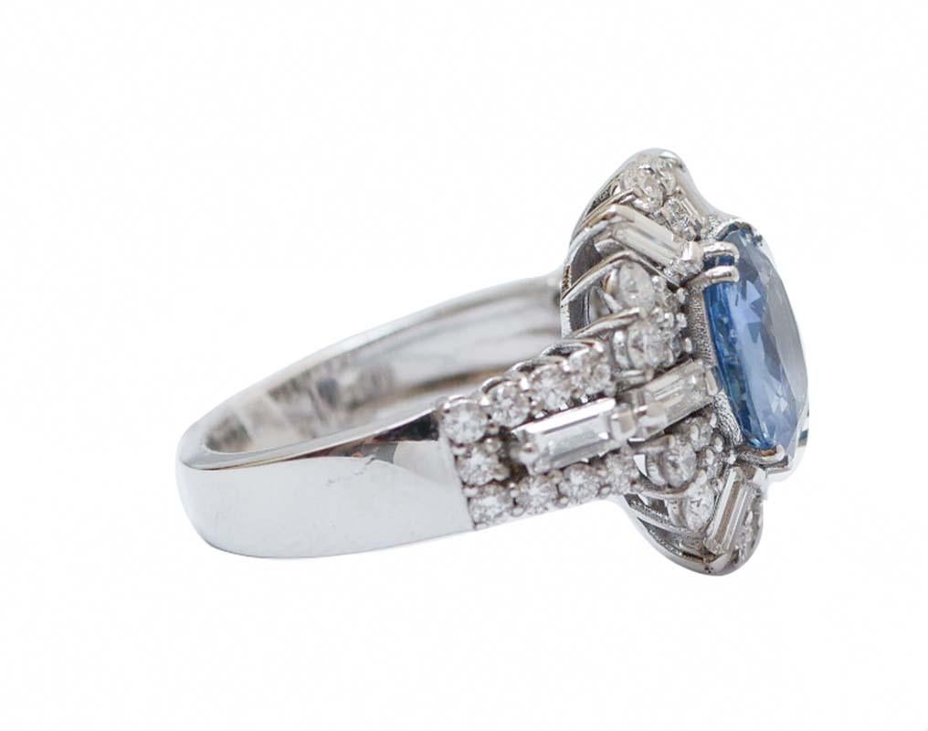 Élégante bague en structure d'or blanc 18 kt montée d'un saphir central entouré de diamants de taille baguette et de diamants.
Diamants 1,08 ct
Diamants baguettes 0,93 ct
Saphir 2,55 ct - 10 mm x 8 mm
Poids total 7.10 gr
RF      G    