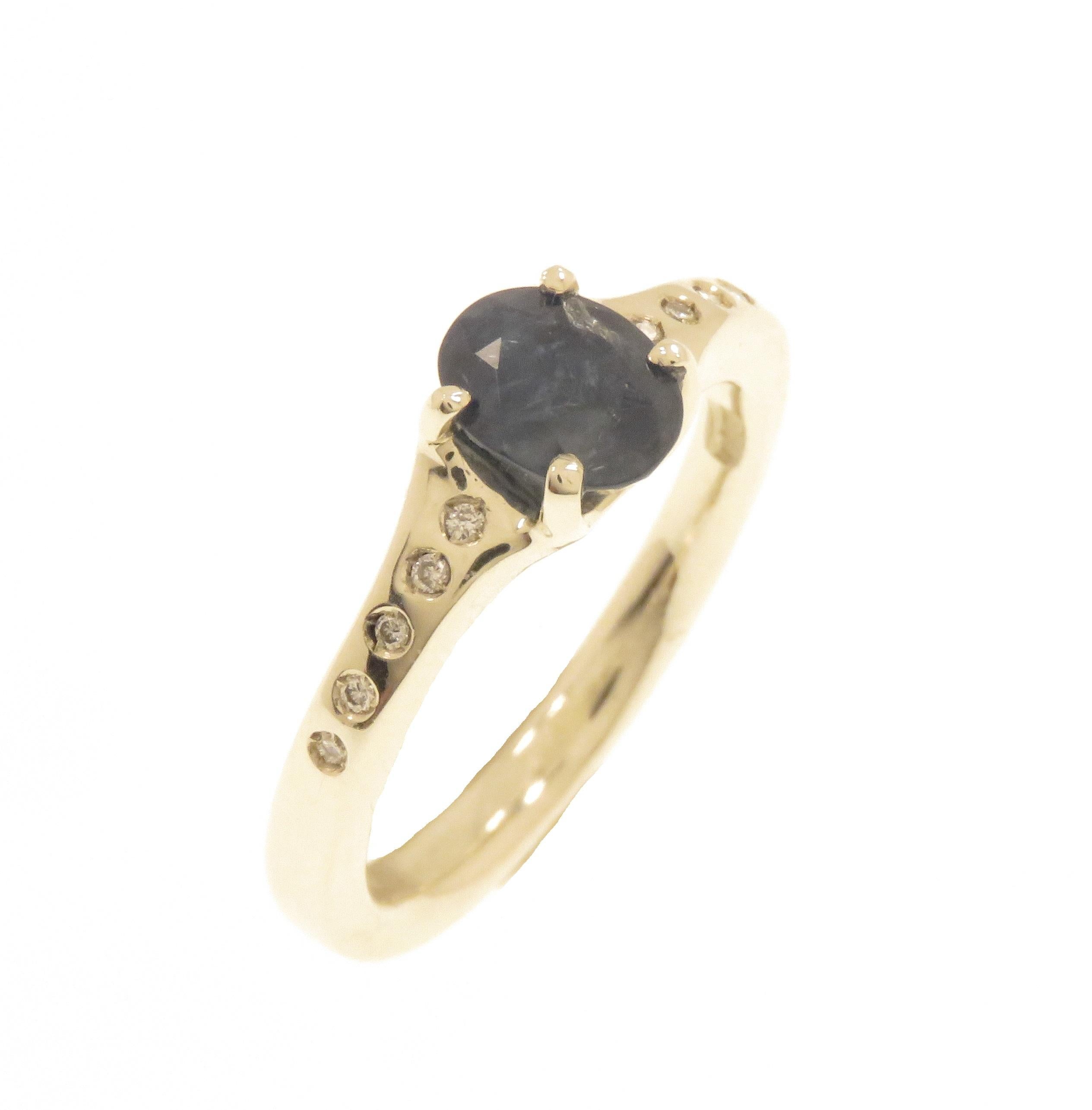 Saphir-Diamanten-Ring aus 9 Karat Weißgold (Zeitgenössisch) im Angebot