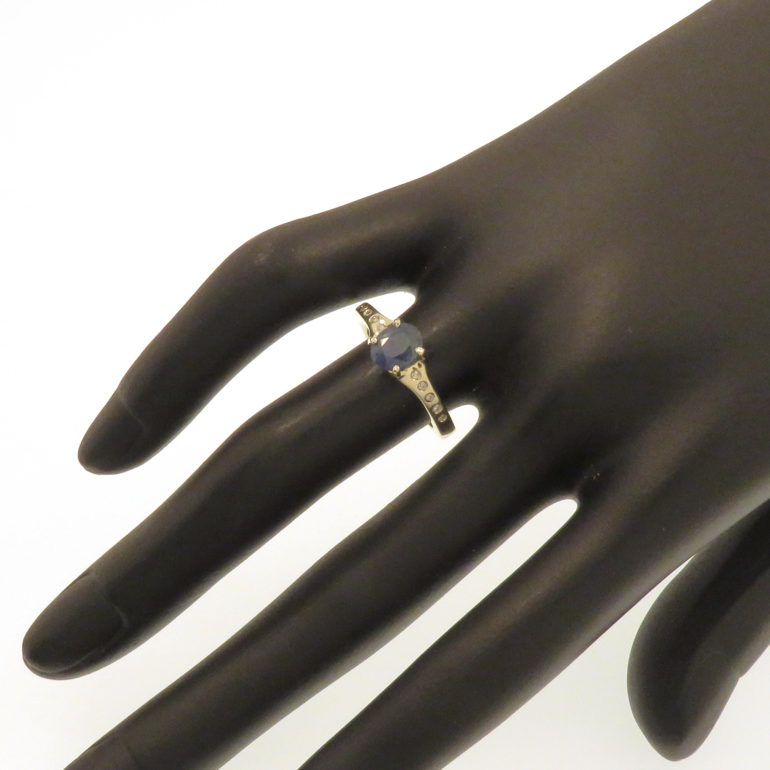Saphir-Diamanten-Ring aus 9 Karat Weißgold (Ovalschliff) im Angebot