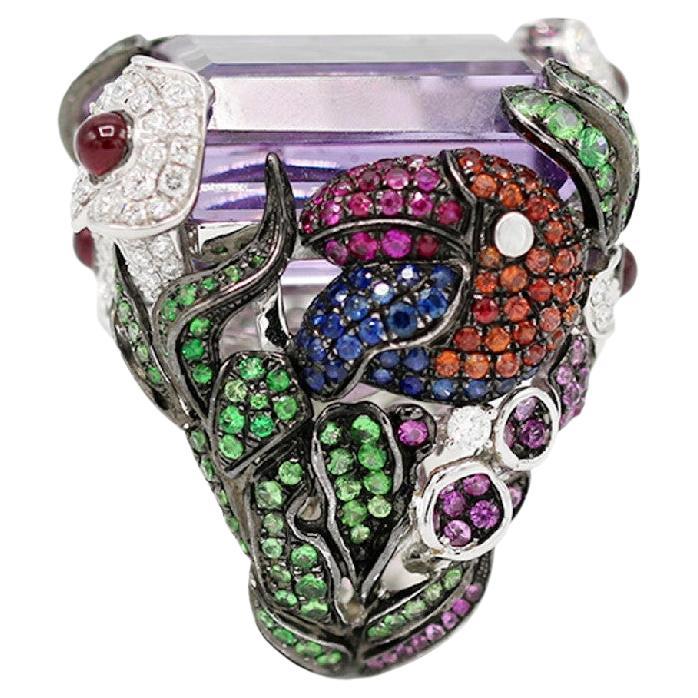 Zaffiro, diamanti, pietre colorate e oro rosa 14K  Anello
MATERIALI
Peso dell'anello:  32,13 grammi
◘  Totale diamanti  1,83 ct. 
◘ Zaffiro 5,77 ct
◘ Colore Pietre 62,53 carati

Pradera Irama è una designer spagnola dinamica ed estroversa che