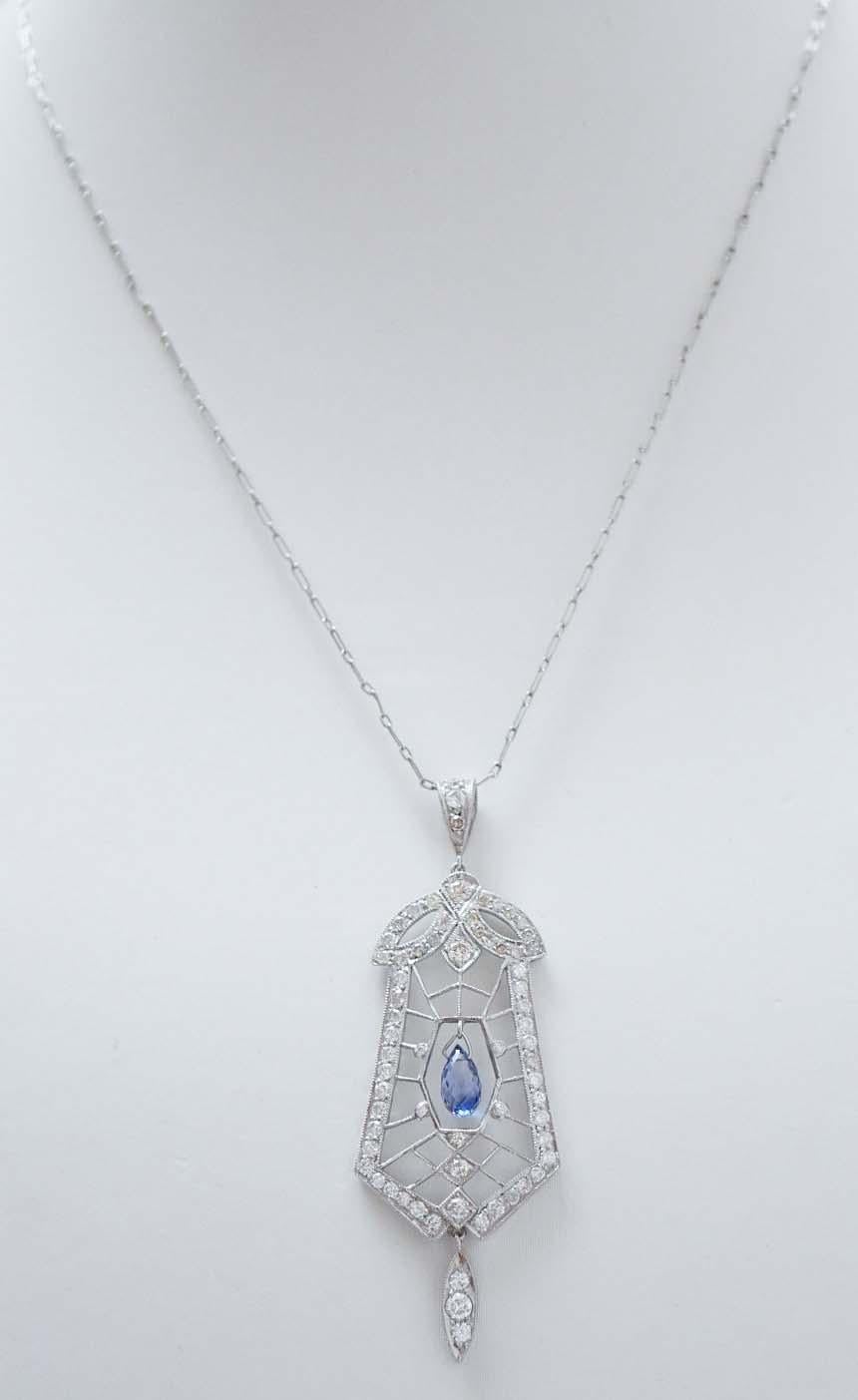 Elegante collar colgante de estructura de platino montado con un zafiro central  rodeado de  un marco de diamantes. El cierre de la cadena es de oro blanco de 18 kt.
Este colgante fue realizado totalmente a mano por maestros orfebres italianos y