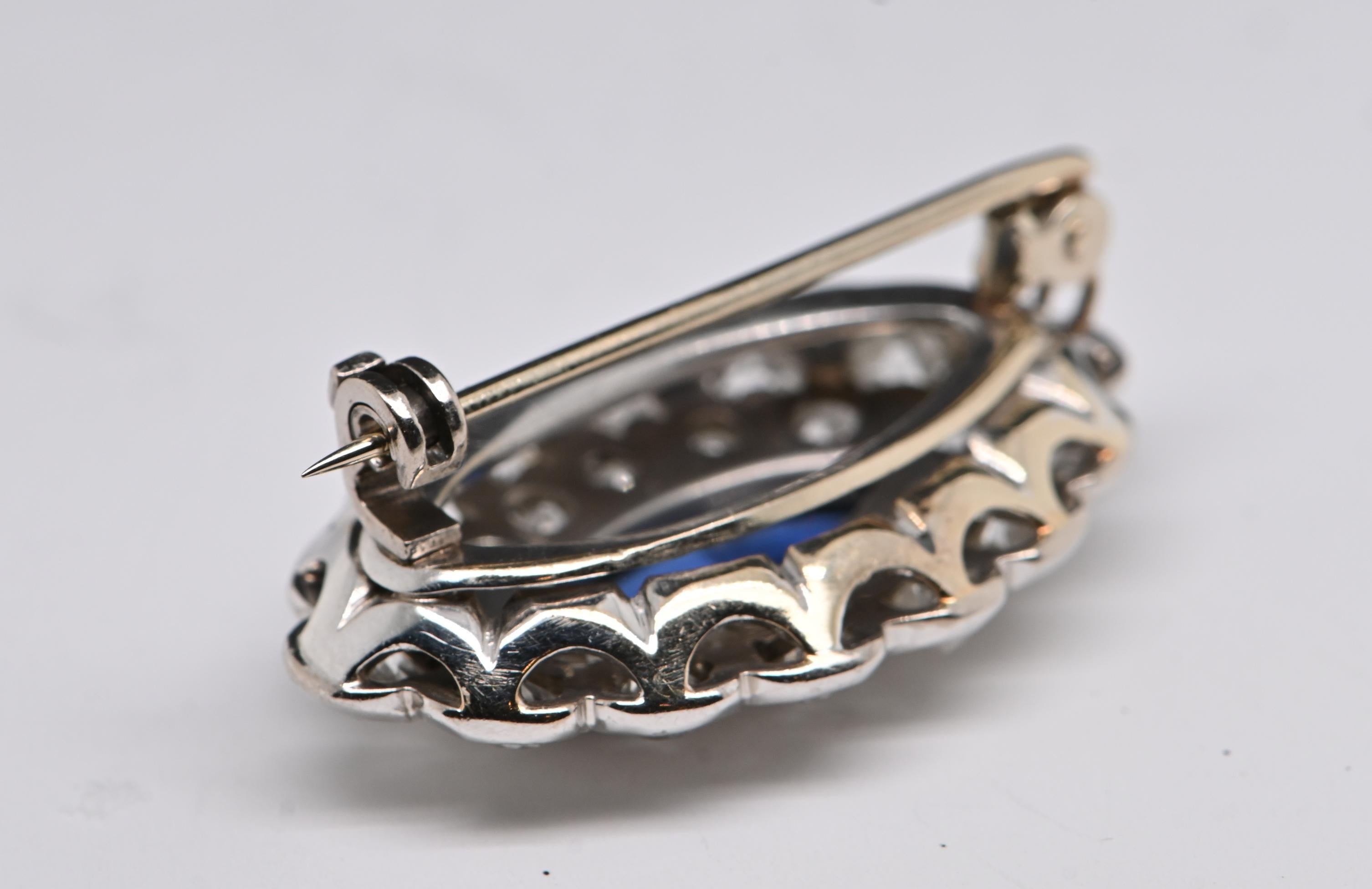 Broche Zafiro Diamantes Oro Blanco 18 Quilates

Descubre este impresionante broche vintage de los años 90, una auténtica pieza de elegancia atemporal. Realizado en oro blanco de 18 quilates y con un peso total de 8,07 gramos, presenta un magnífico