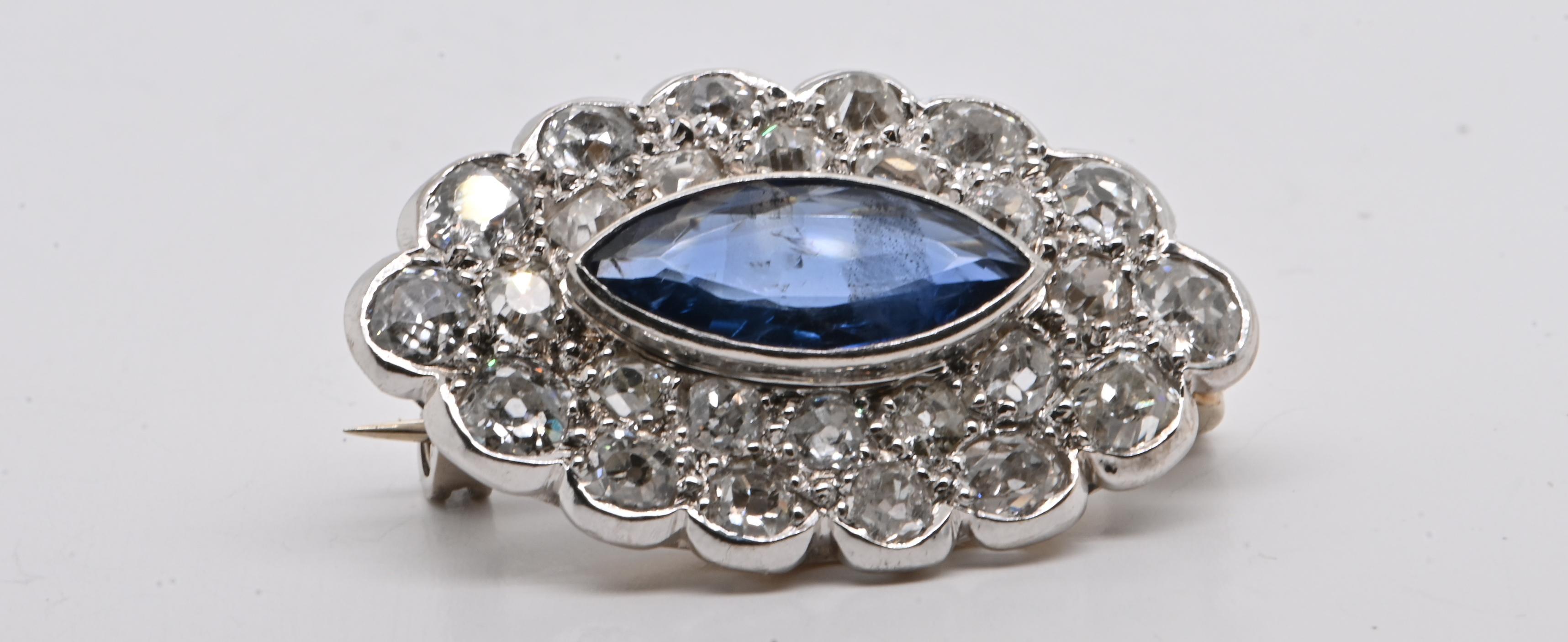 Zafiro Diamantes Oro Blanco 18 Quilates Broche Retro en venta