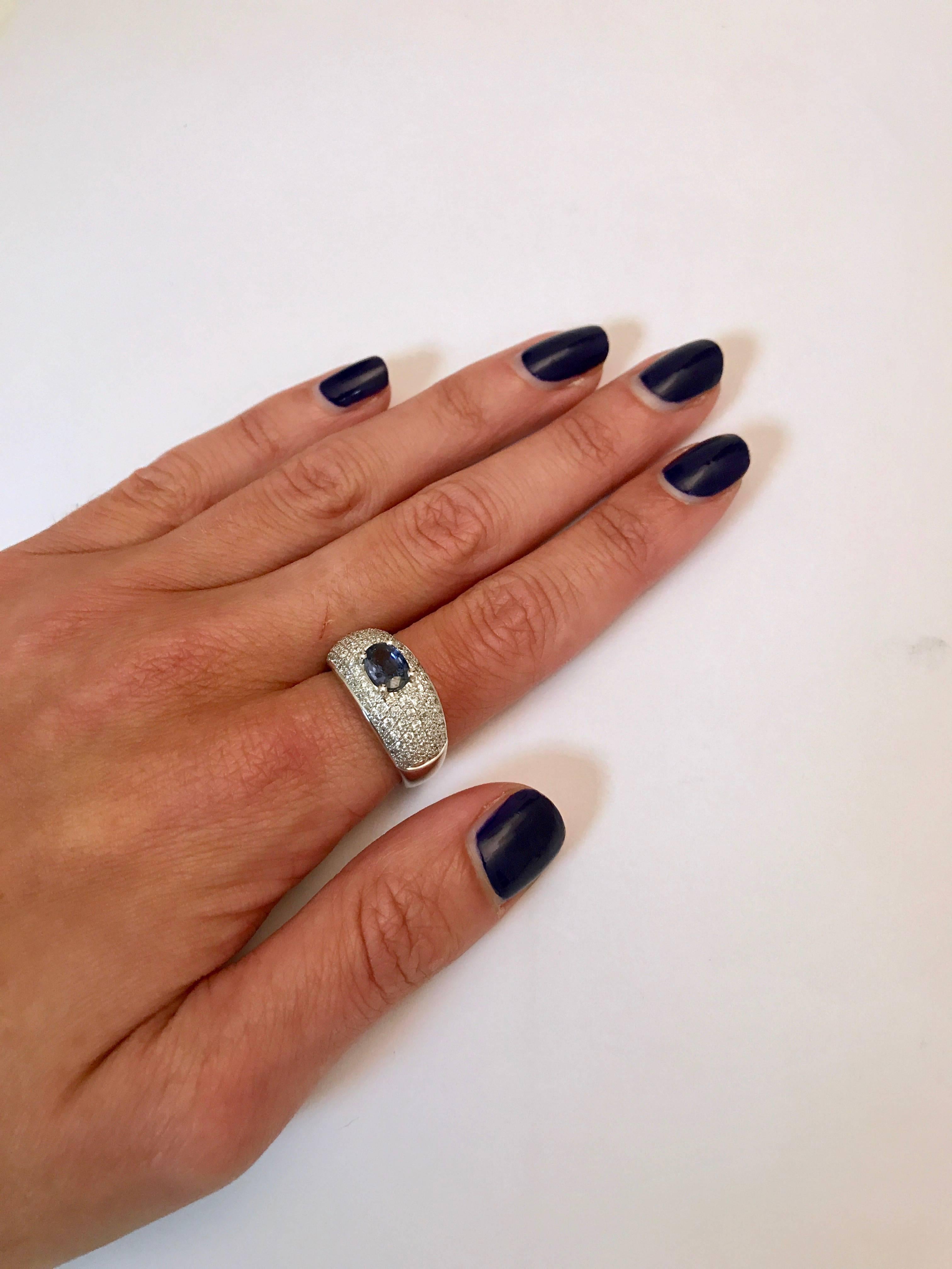Entdecken Sie diesen wunderbaren Cocktailring aus 18 Karat Weißgold, besetzt mit einem funkelnden Saphir und Diamanten, aus der französischen Kollektion Mesure et art du temps. Dieser Ring ist ein außergewöhnliches Stück, das Eleganz, Raffinesse und