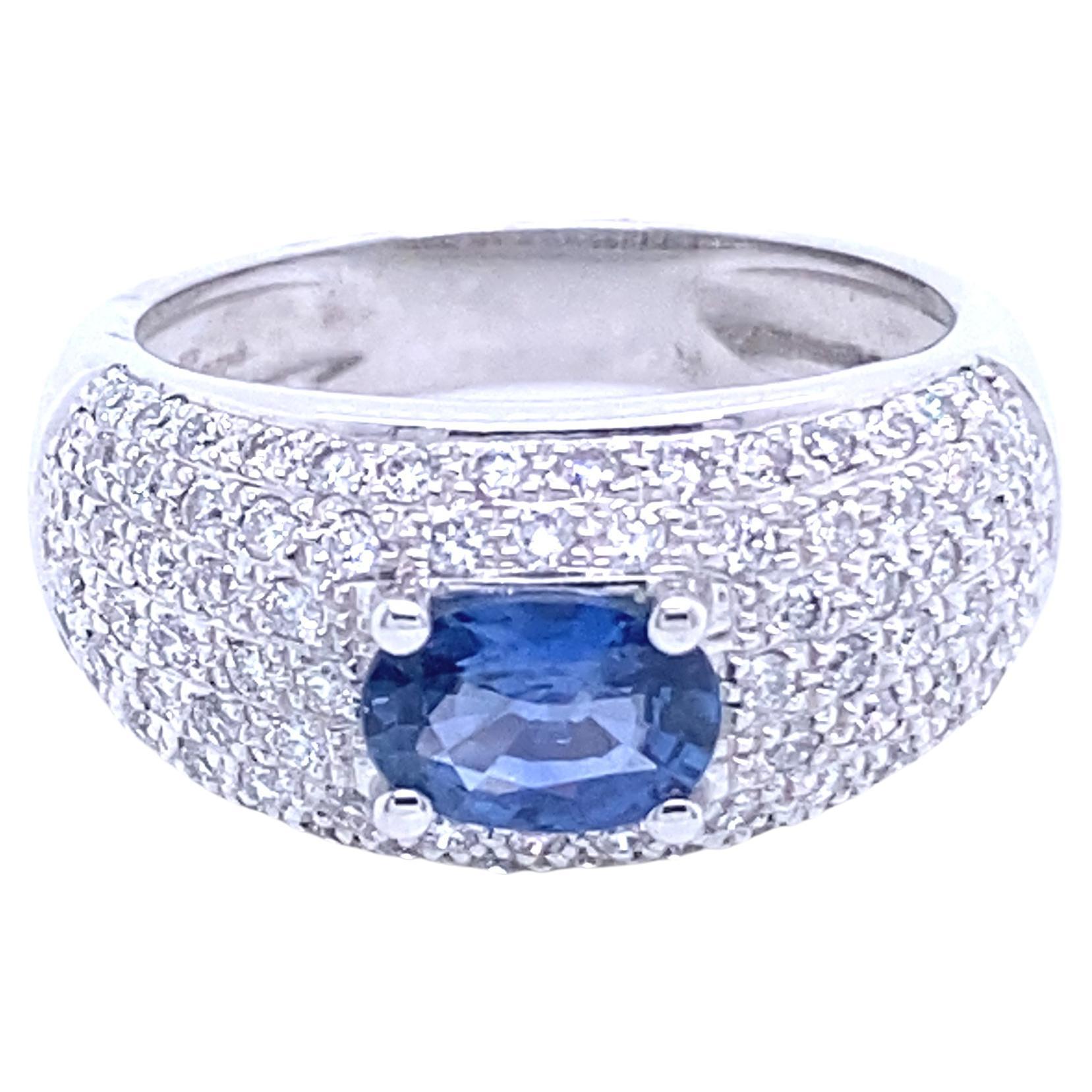 Discover this marvelous 18-carat white gold cocktail ring, set with a sparkling sapphire and diamonds, from the French collection of Mesure et Art du Temps. This ring is an exceptional piece, combining elegance, sophistication and a hint of