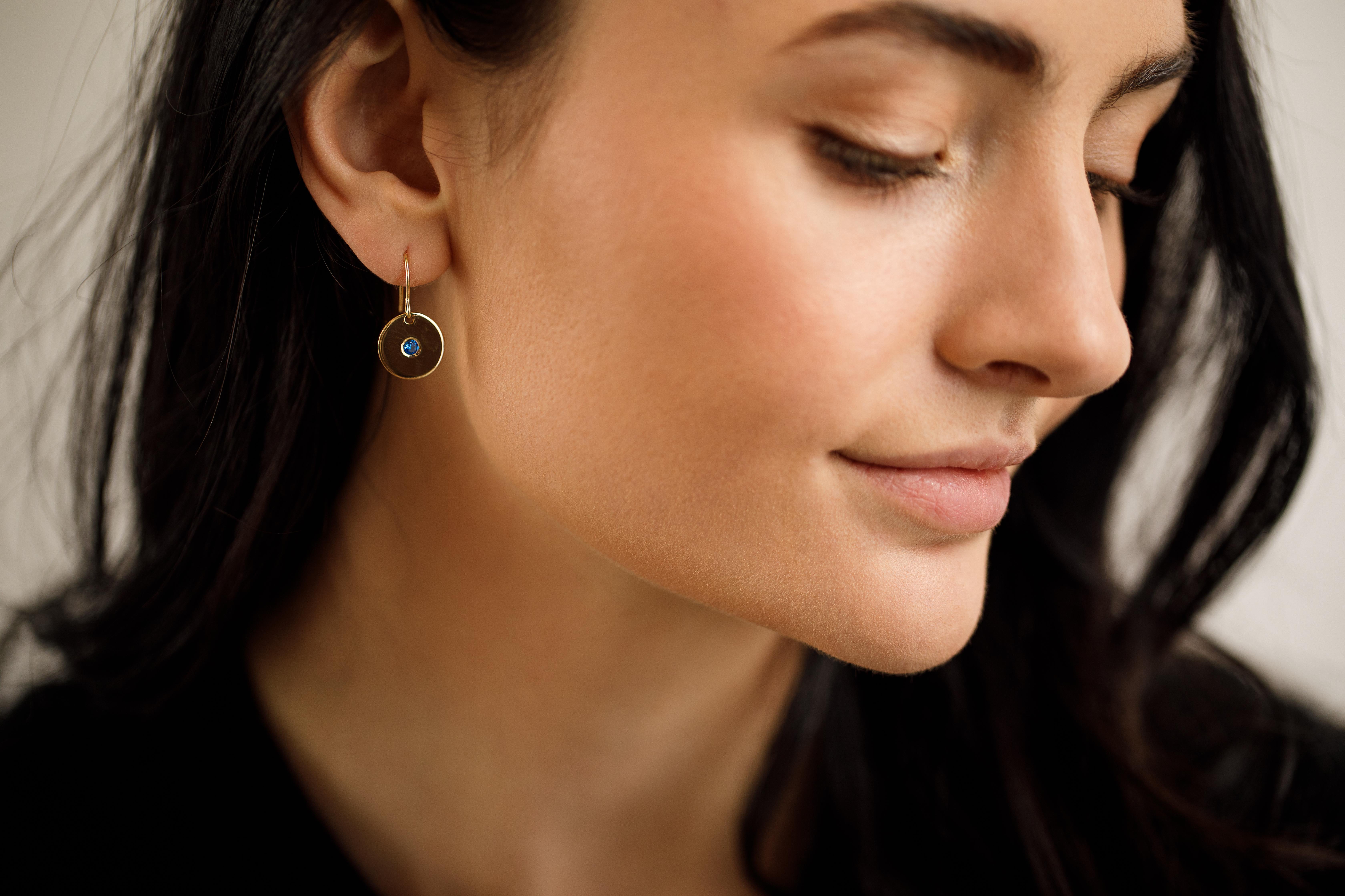 La nostra storia d'amore con la collezione di dischi continua! Gli orecchini a disco con zaffiro sono semplici e perfetti per essere indossati tutti i giorni, ma con un divertente tocco di colore.

-Oro giallo 14k 
-Disco da 12 mm (1/2