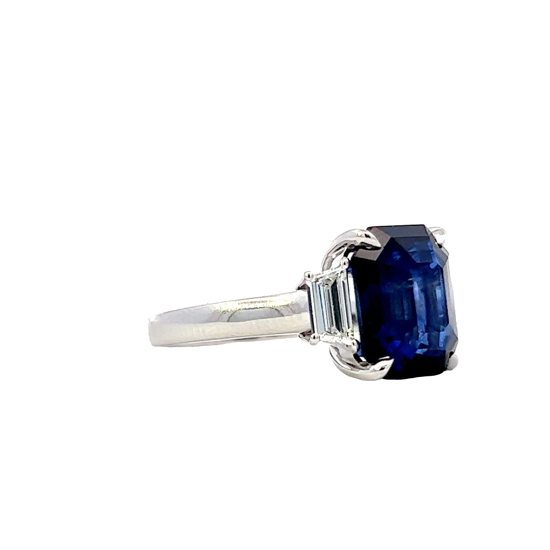 Te presentamos el Anillo Encantador de Zafiro y Diamantes, un impresionante símbolo de amor, lujo y sofisticación.Posee una pieza de belleza inigualable que deletrea elegancia imperecedera con este exquisito anillo de zafiro y diamantes.