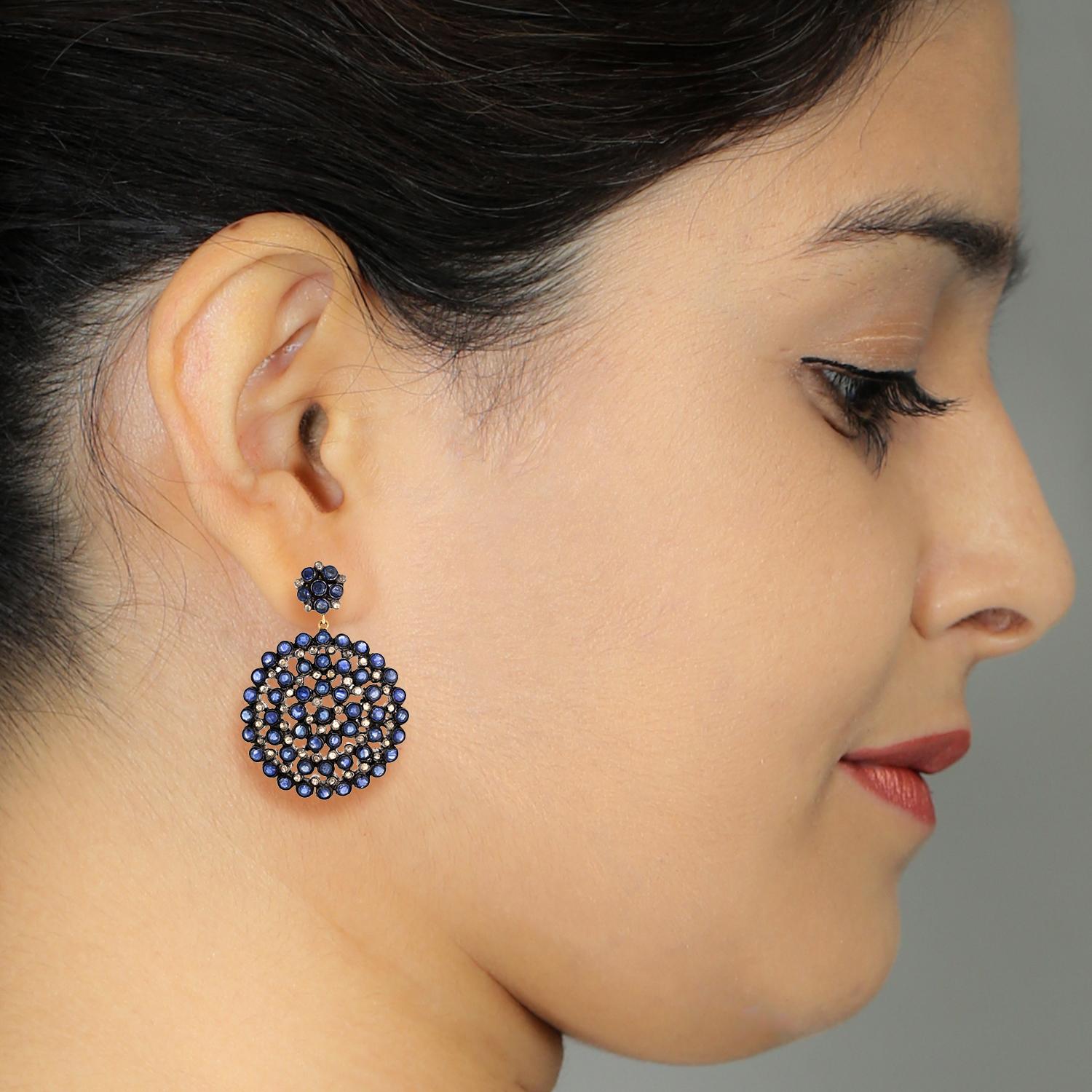 Art Déco Orecchini pendenti con zaffiro e diamanti in oro giallo 14 carati in vendita