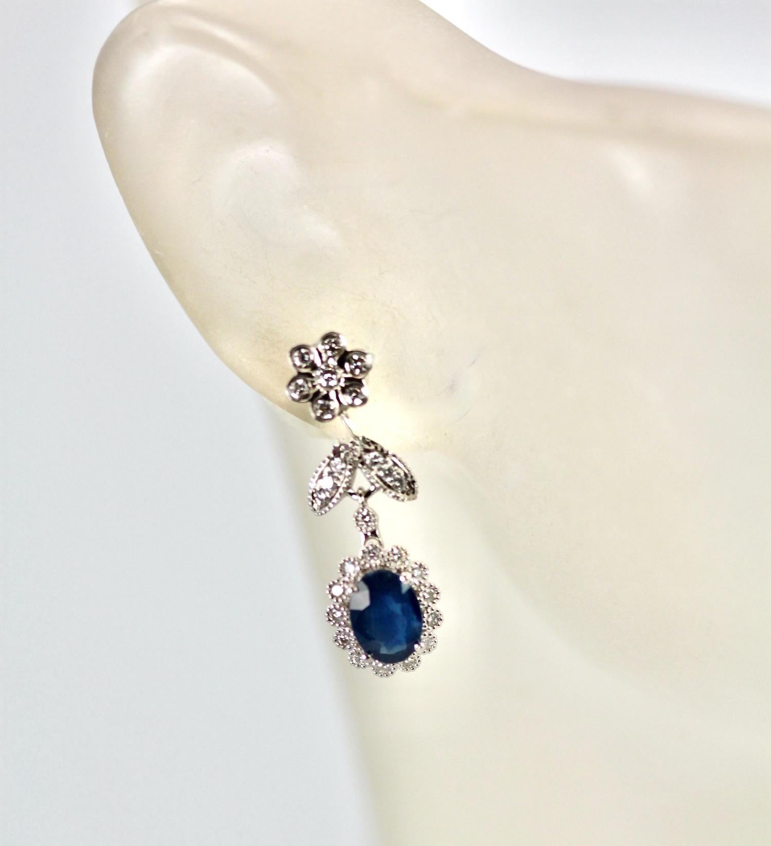 Questi orecchini con zaffiro sono piccoli e delicati ma di grande effetto.  Gli zaffiri sono di un autentico blu zaffiro e sono meravigliosi.  Sono da 1/2 carato ciascuno per 1 carato di zaffiro.  Inoltre, questi contengono 12 diamanti che