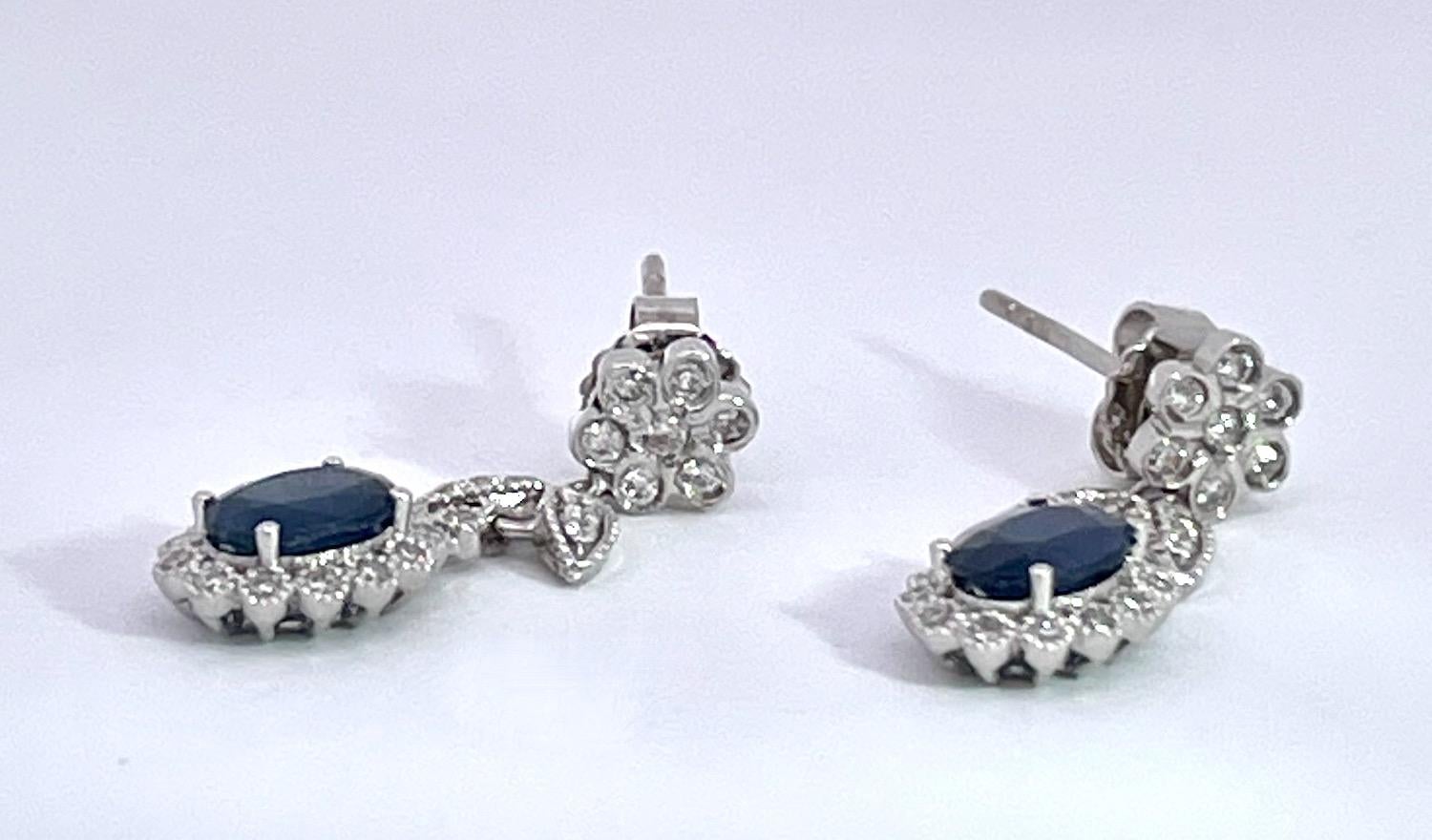 Taglio ovale Orecchini a goccia con zaffiro e diamanti 18K in vendita