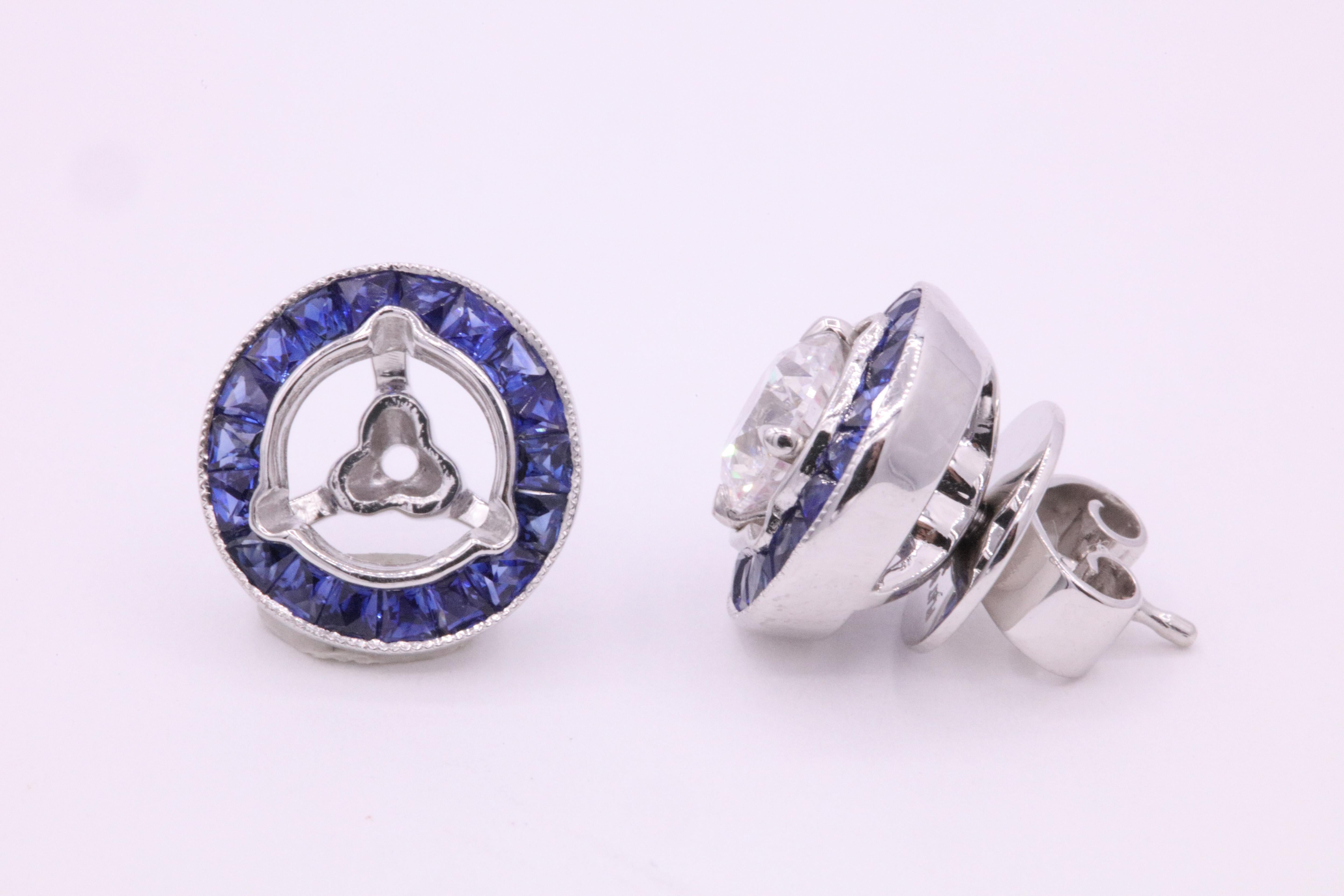 Platin-Ohrringe mit blauen Saphiren von 1,03 Karat. Eine tolle Möglichkeit, Ihre eigenen Diamanten-, Perlen- oder Edelstein-Ohrstecker zu verschönern. 
