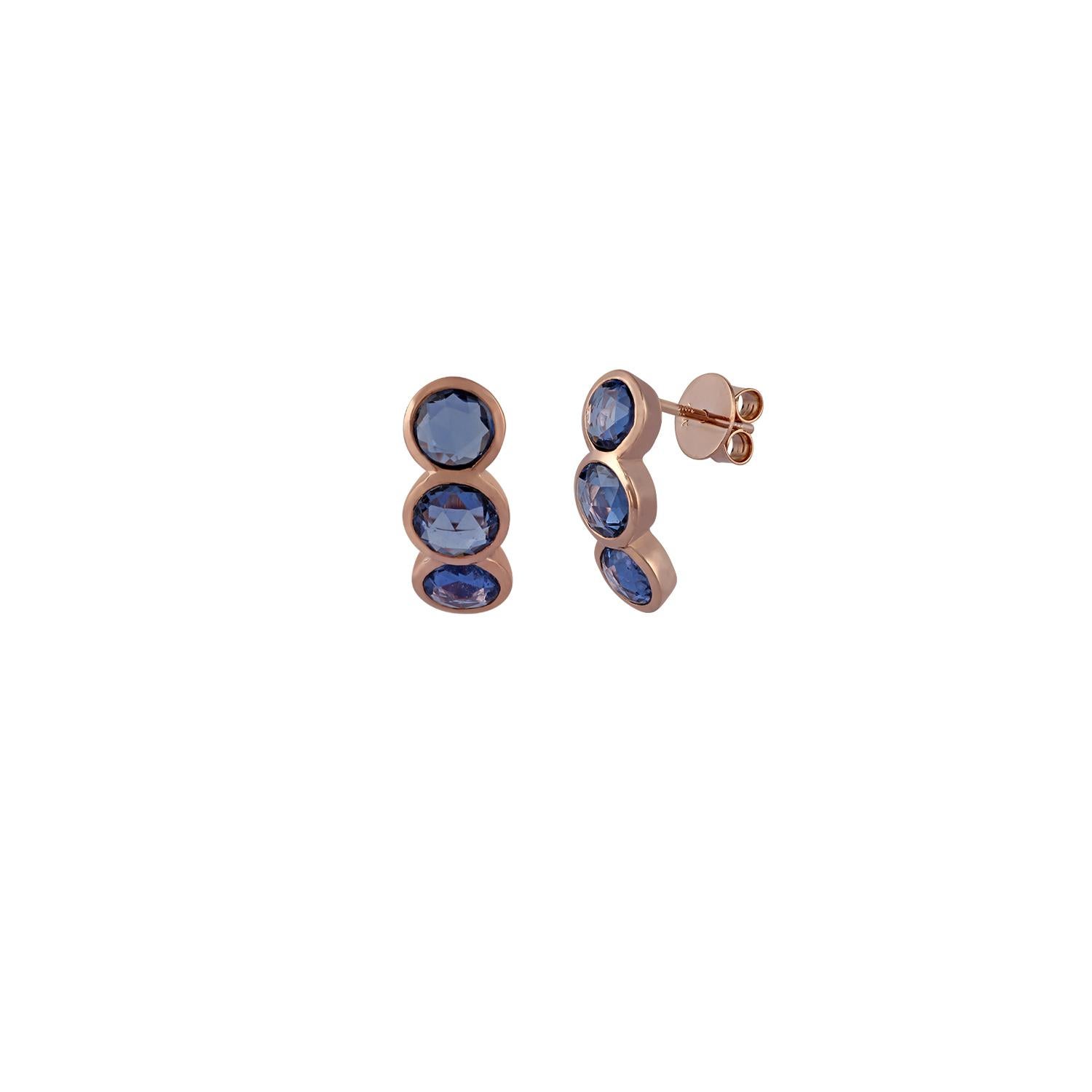 Contemporary Sapphire Earring Studded in 18 Karat Rose Gold For Sale