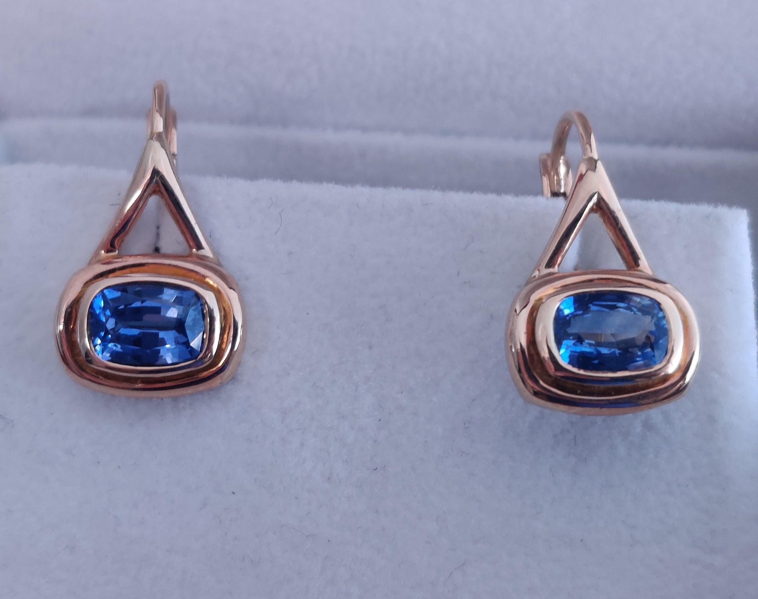 sapphire earrings hanger
18 k gold
hallmarked 750
2,33 ct sapphire
length 20 mm
wide 10 mm
weight 5,2 grams