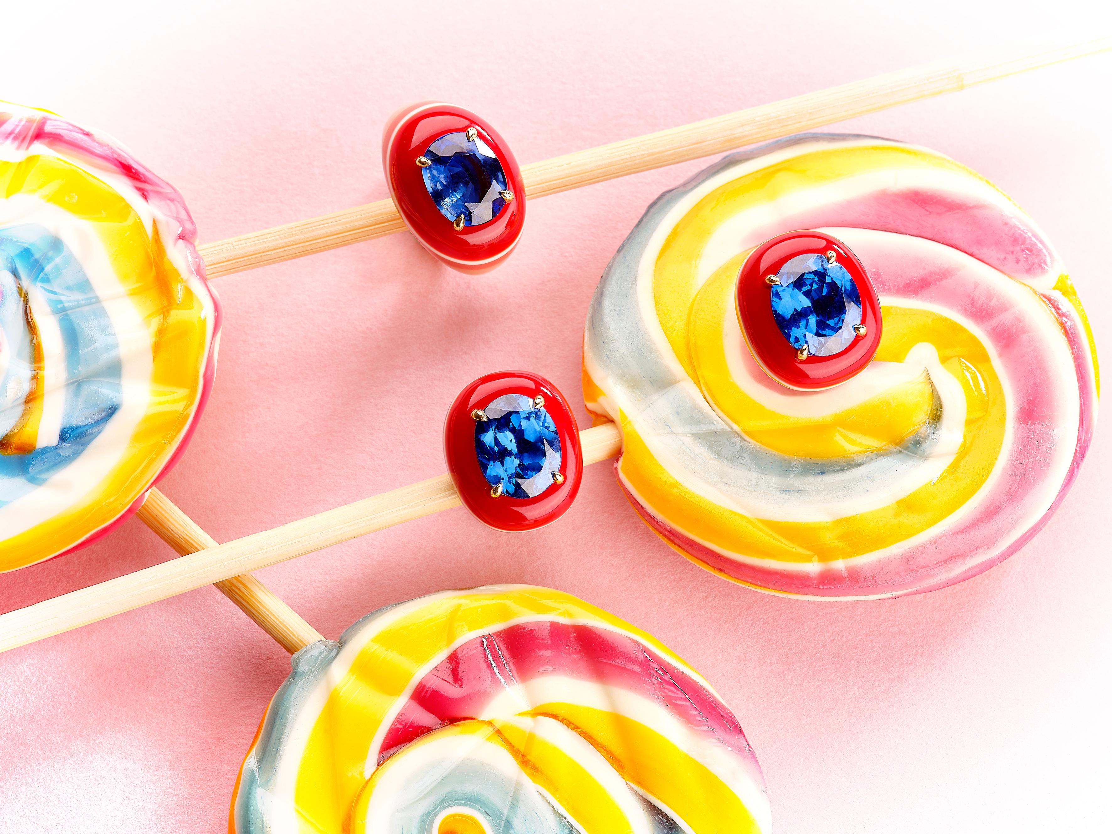 Contemporain Sapphire Earrings in Resin en vente