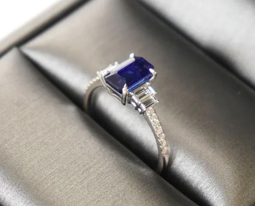 Sapphire EC Ring 1.82 CTS In New Condition For Sale In New York, NY