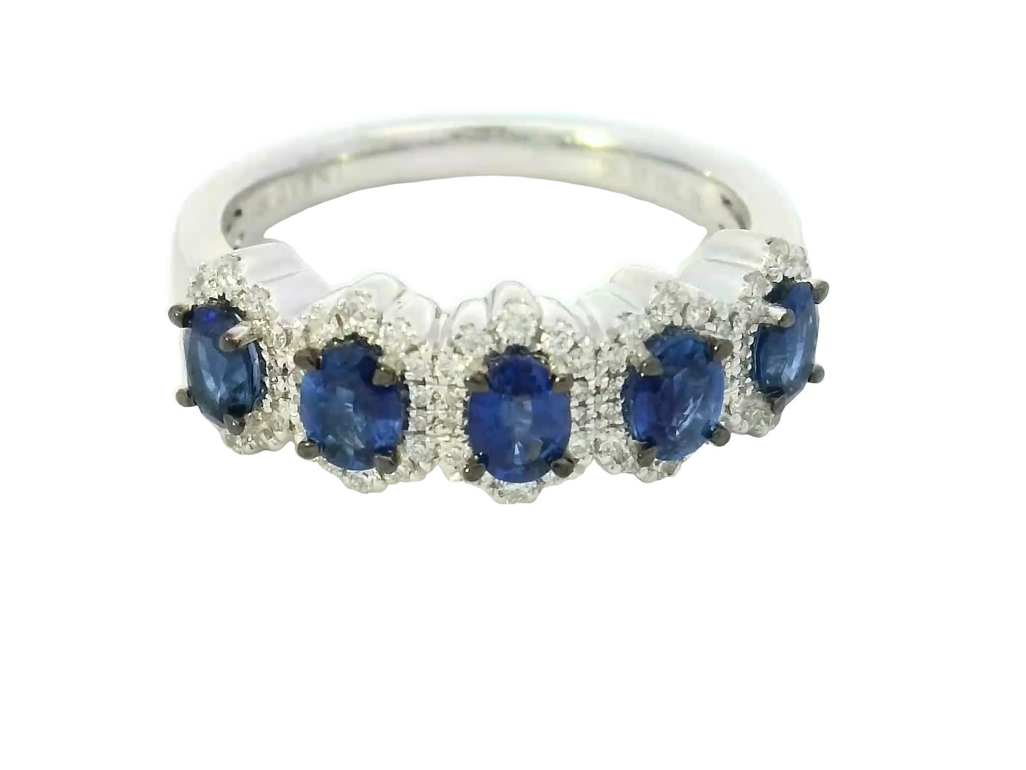 Ammira l'impareggiabile splendore di questo splendido anello con zaffiro blu e diamanti. Realizzato con grande maestria, questo sofisticato capolavoro è una miscela poetica di eleganza e grandezza, pensata per chi apprezza il lusso. Accattivante in