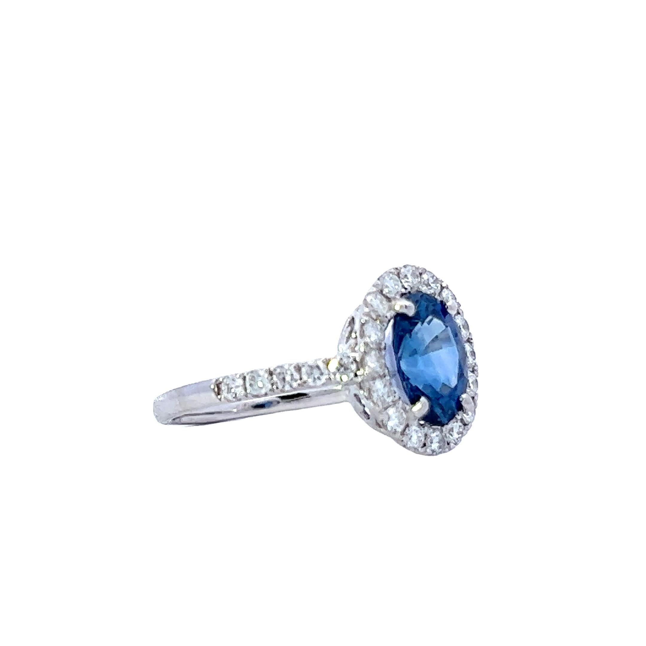 Anello di diamanti Eleg con zaffiro In condizioni Nuovo in vendita a Great Neck Plaza, NY