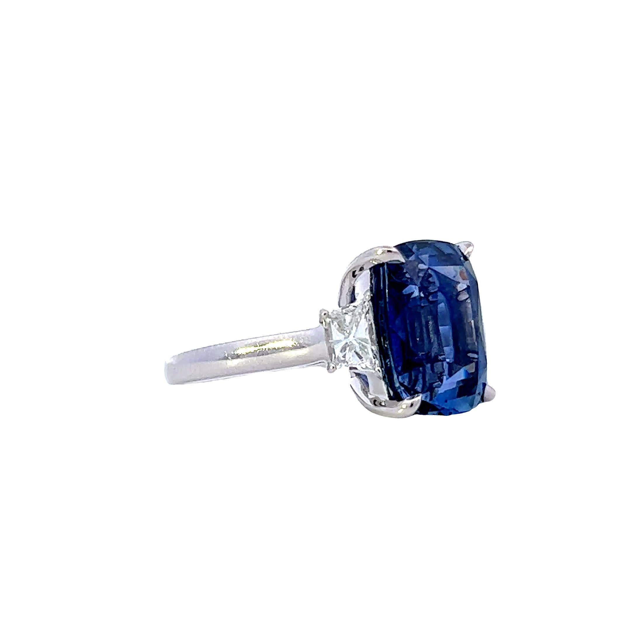 Anello di diamanti Eleg con zaffiro In condizioni Nuovo in vendita a Great Neck Plaza, NY