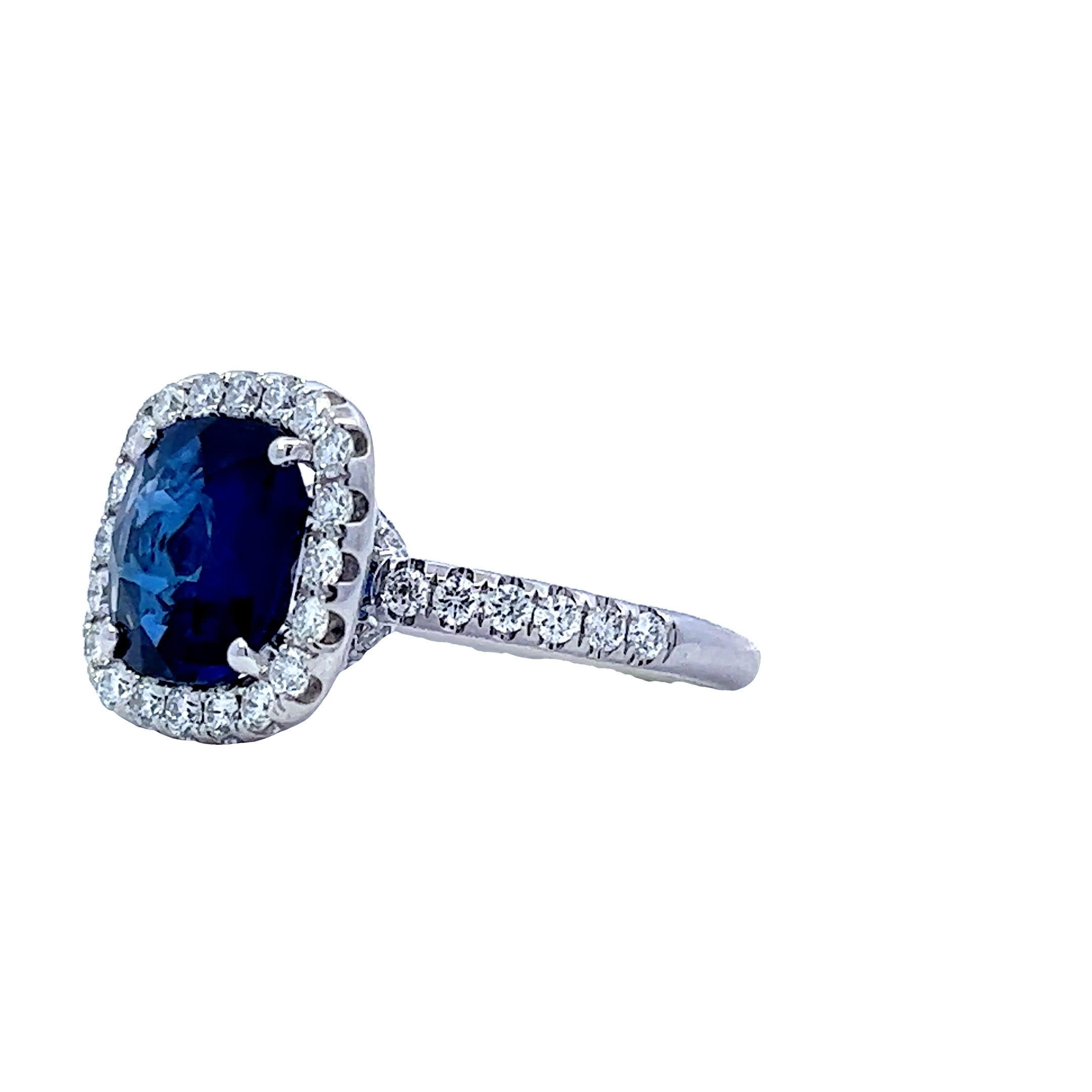 Sapphire elegance In New Condition For Sale In Great Neck Plaza, NY