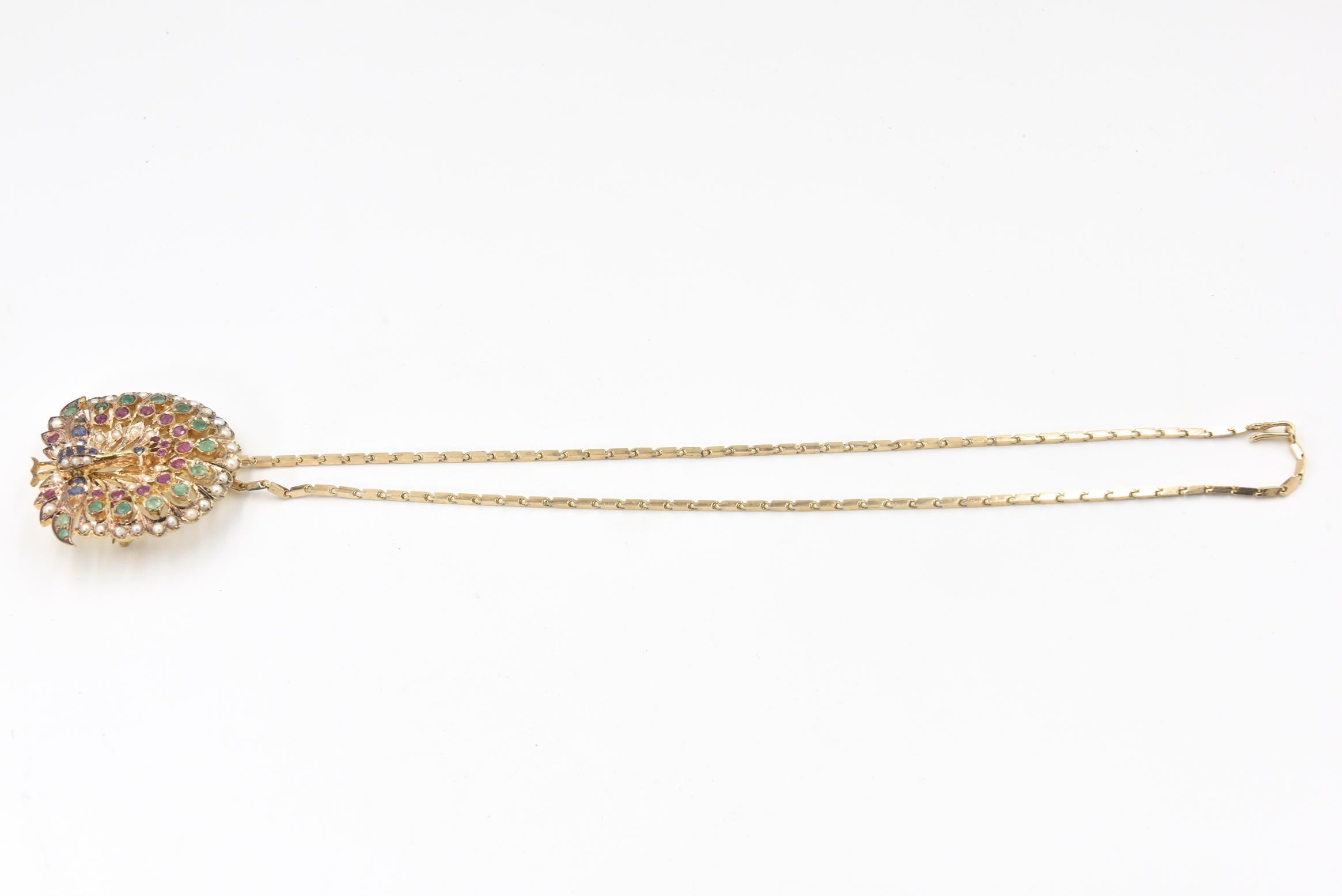 Halskette mit Anhänger mit Pfauenbrosche, Saphir, Smaragd, Rubin und Perle in Gold für Damen oder Herren im Angebot
