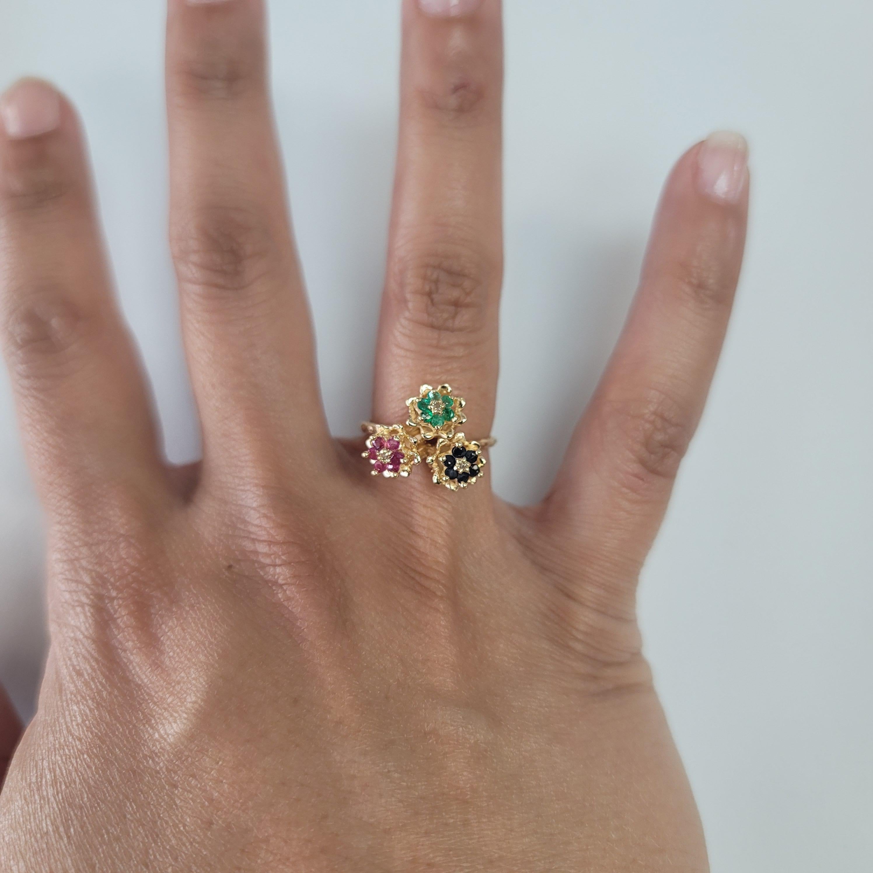 Taglio rotondo Anello con fiore a tulipano in zaffiro, smeraldo e rubino - Anello vintage anni '80 in vendita