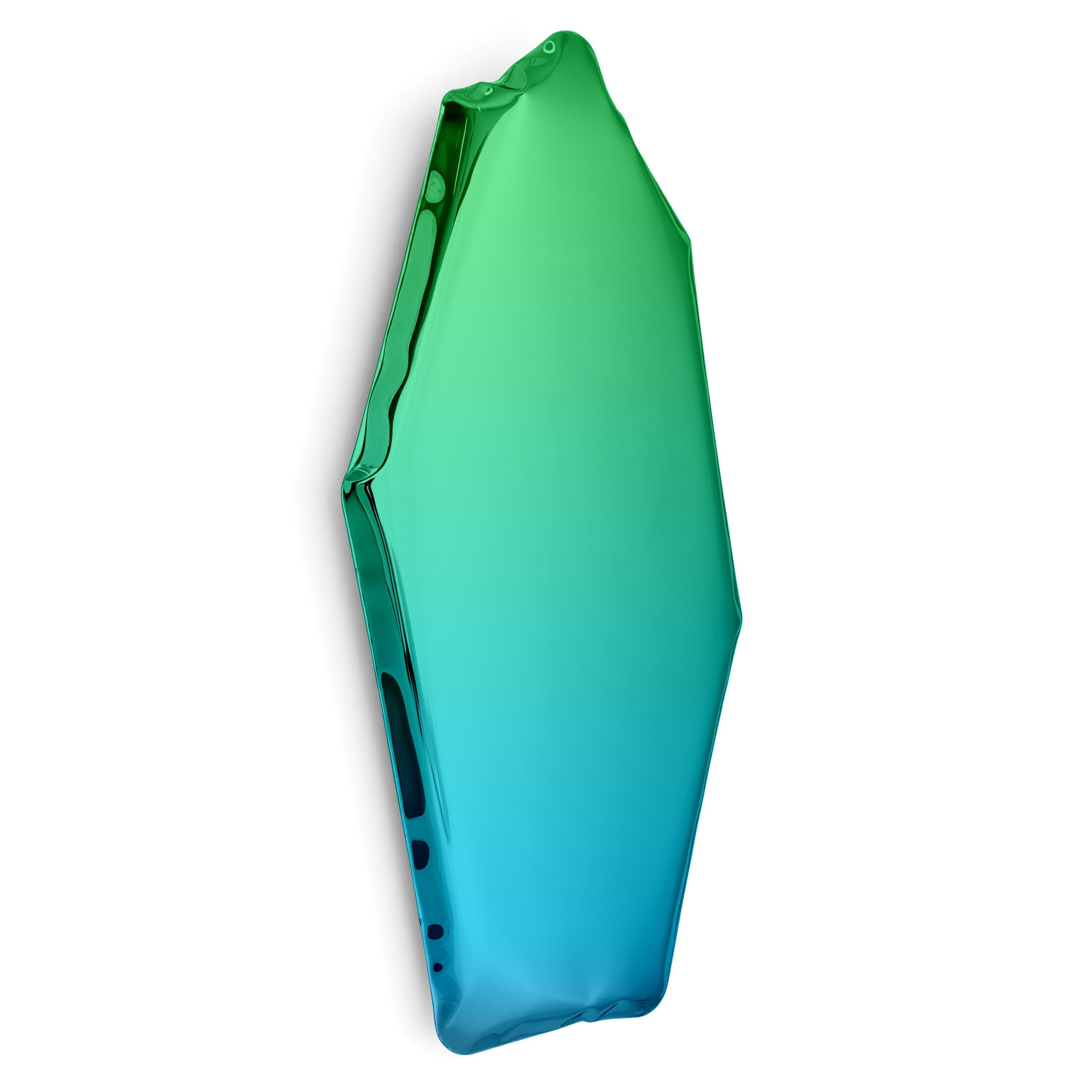 Skulpturaler Wandspiegel Sapphire Emerald C4 von Zieta
Abmessungen: T 6 x B 50 x H 100 cm 
MATERIAL: Rostfreier Stahl. 
Ausführung: Saphir/Smaragd.
Erhältlich in den Ausführungen: Edelstahl, Deep Space Blue, Smaragd, Saphir, Saphir/Smaragd, Dark