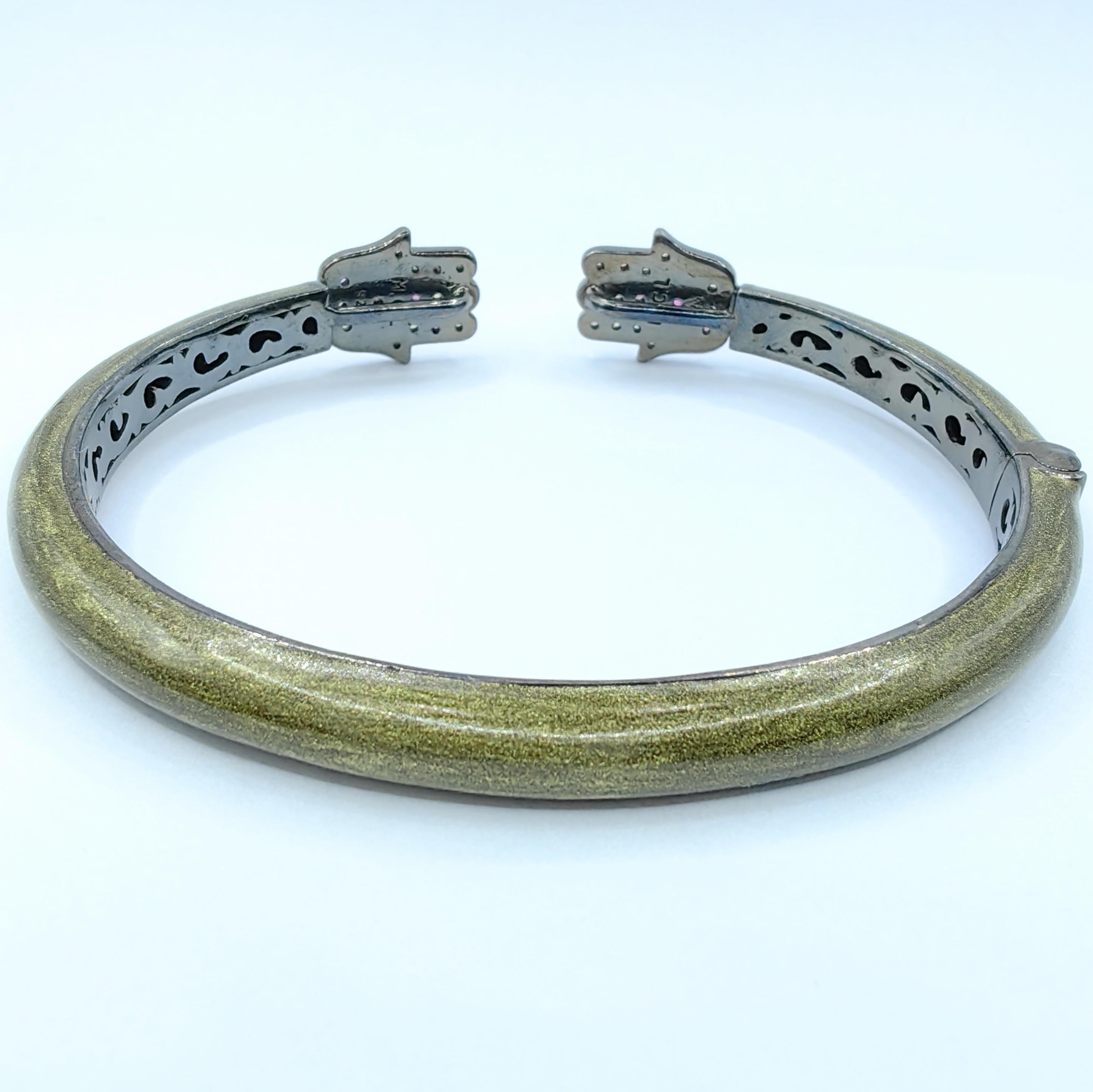 Hand-Manschettenarmband aus Hamsa mit Saphirenbesetztem Saphir und Evil Eye aus Sterlingsilber im Zustand „Neu“ in Wan Chai District, HK