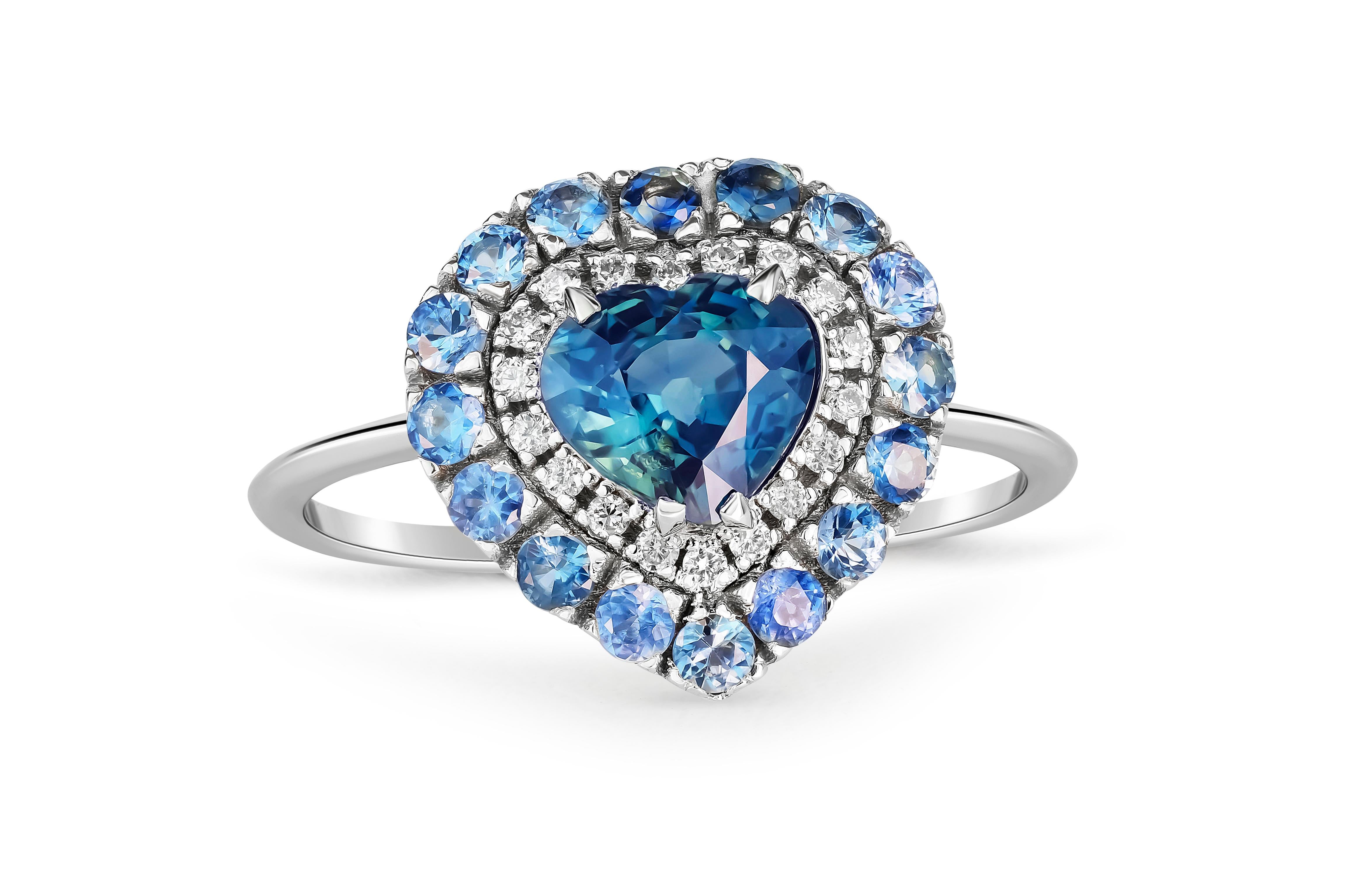 Taille cœur Bague de fiançailles en saphir et or blanc 14 carats. Bague en saphir bleu et diamants.