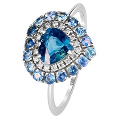 Bague de fiançailles en saphir et or blanc 14 carats. Bague en saphir bleu et diamants.