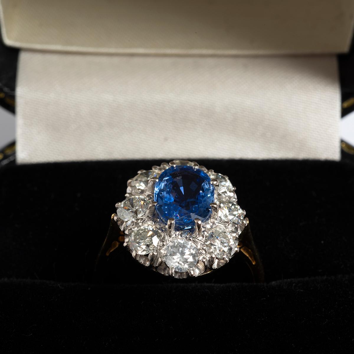 Sapphire (est 1.58ct) & 8 x Diamond (est 1.75ct) Cluster Ring, 18K Yellow Gold. In Excellent Condition For Sale In Canterbury, GB