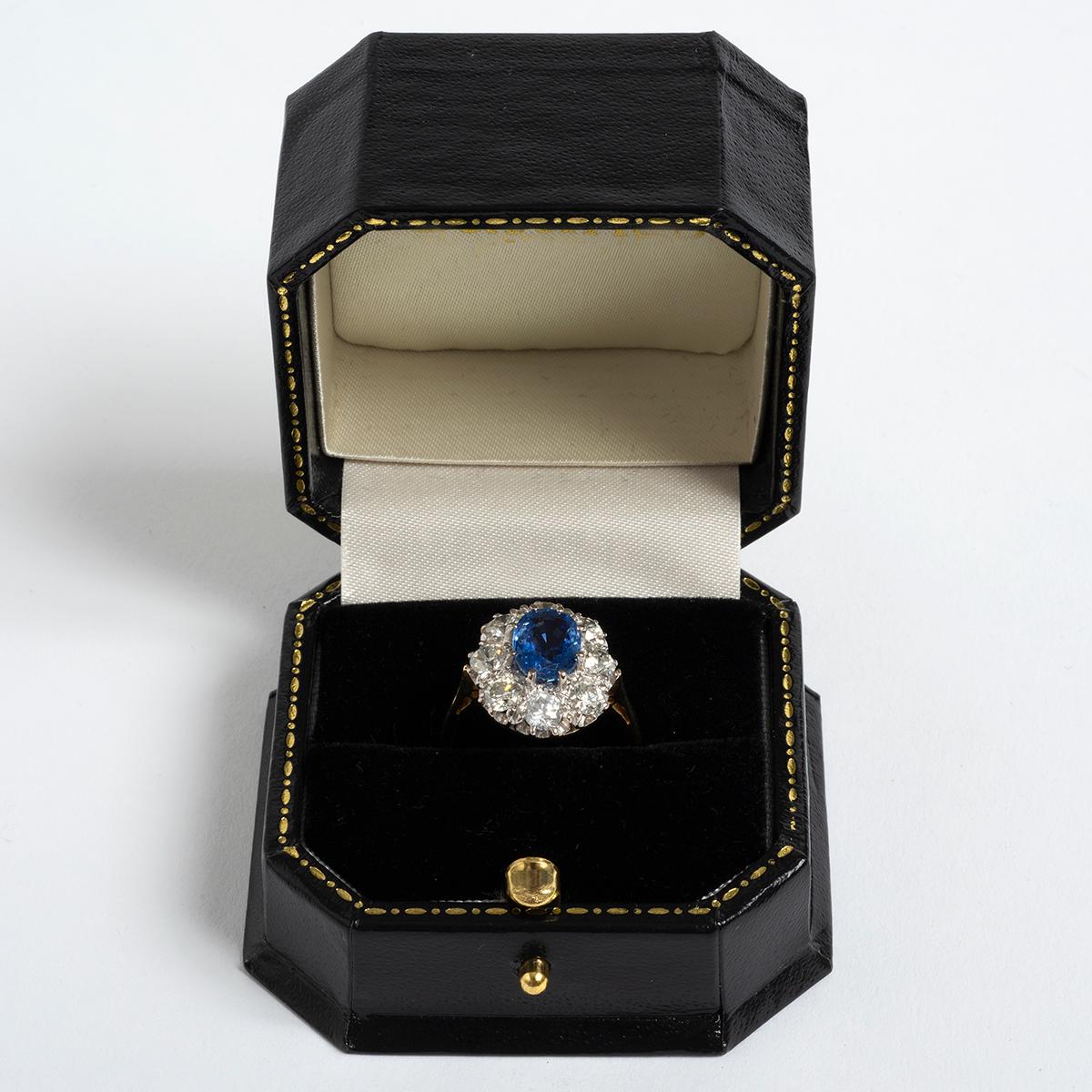 Bague grappe de saphirs (est 1,58 ct) et de 8 x diamants (est 1,75 ct), or jaune 18 carats. Unisexe en vente